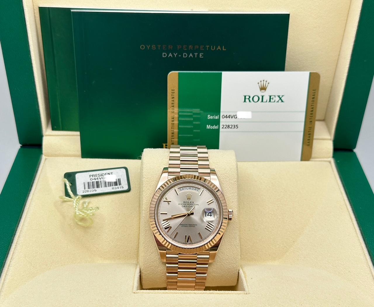 Style Number: 228235



Serial: 044VG***



Year: 2016

 

Model: Rolex President Day-Date

 

Case Material: 18K Rose Gold

 

Band: 18K Rose Gold

   

Bezel: 18K Rose Gold

   

Dial: Sundust Roman Dial

 

Crystal: Sapphire Crystal

 

Case