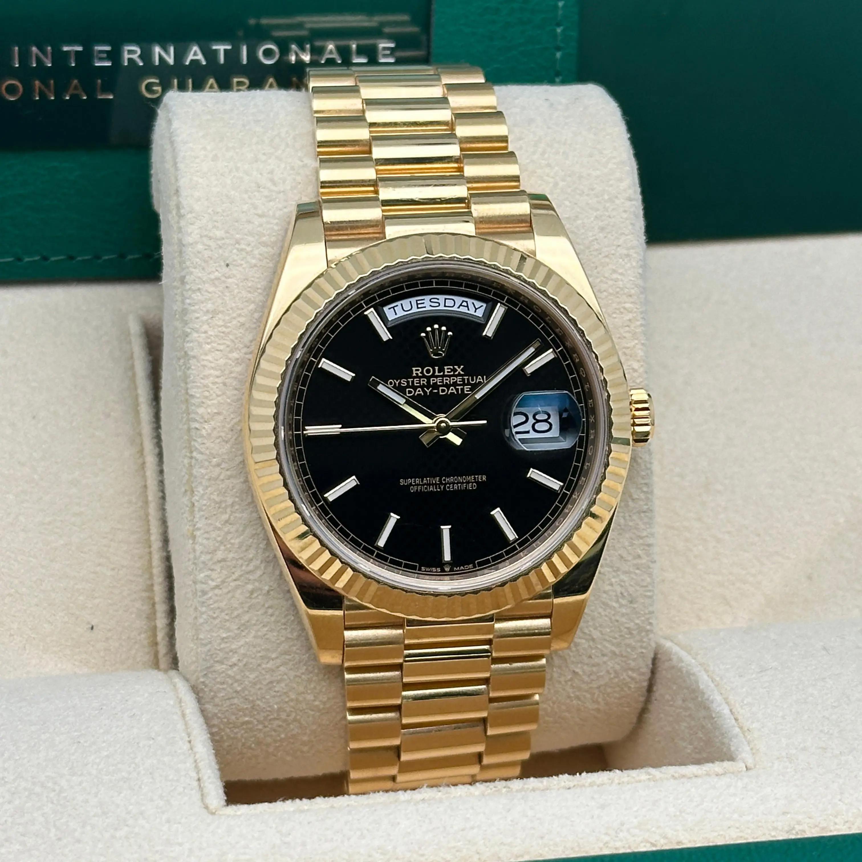 Rolex Day-Date President 228238 40MM Oro 8K Nero Motivo Diagonale Orologio da Uomo B & A. In condizioni ottime in vendita a New York, NY
