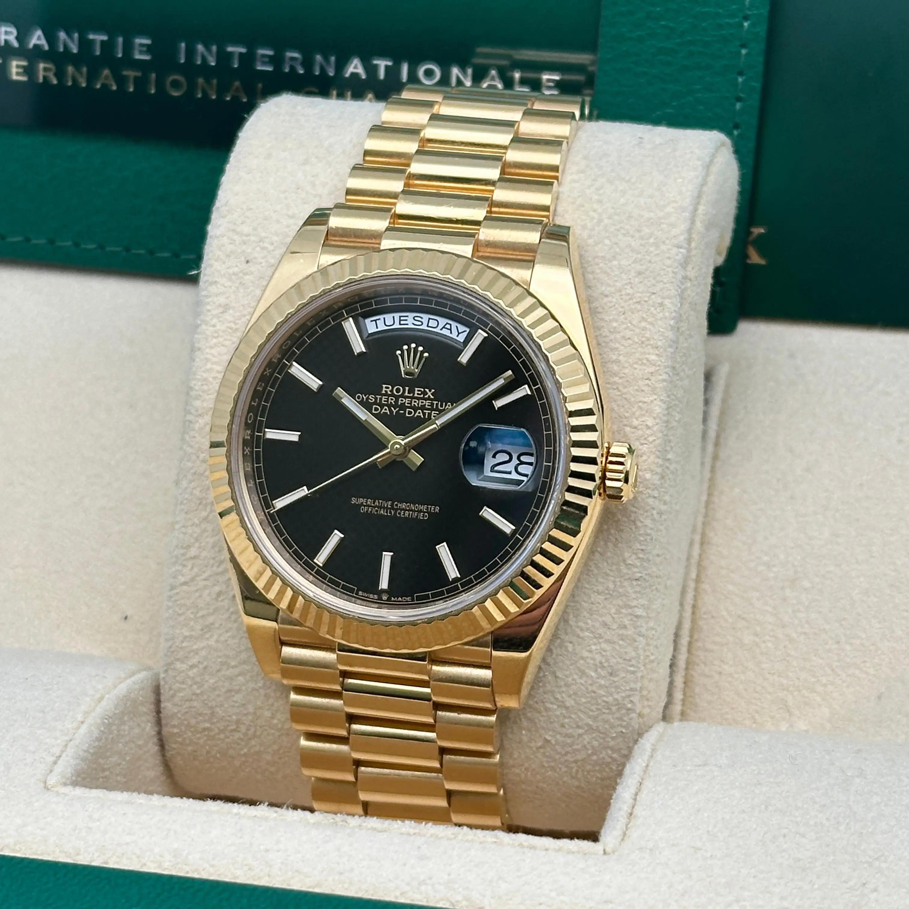 Rolex Day-Date President 228238 40MM Oro 8K Nero Motivo Diagonale Orologio da Uomo B & A. in vendita 1
