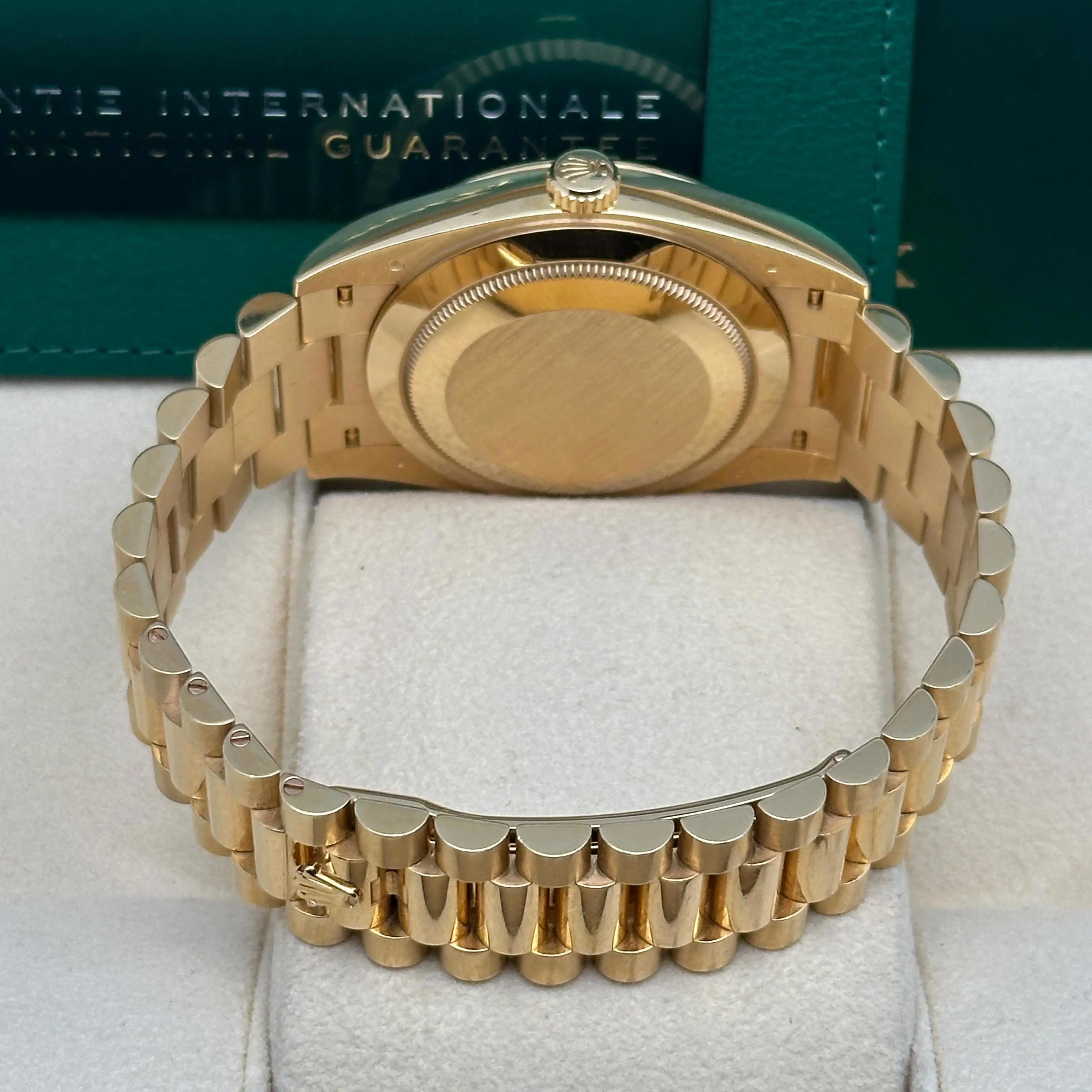 Rolex Day-Date President 228238 40MM Oro 8K Nero Motivo Diagonale Orologio da Uomo B & A. in vendita 2