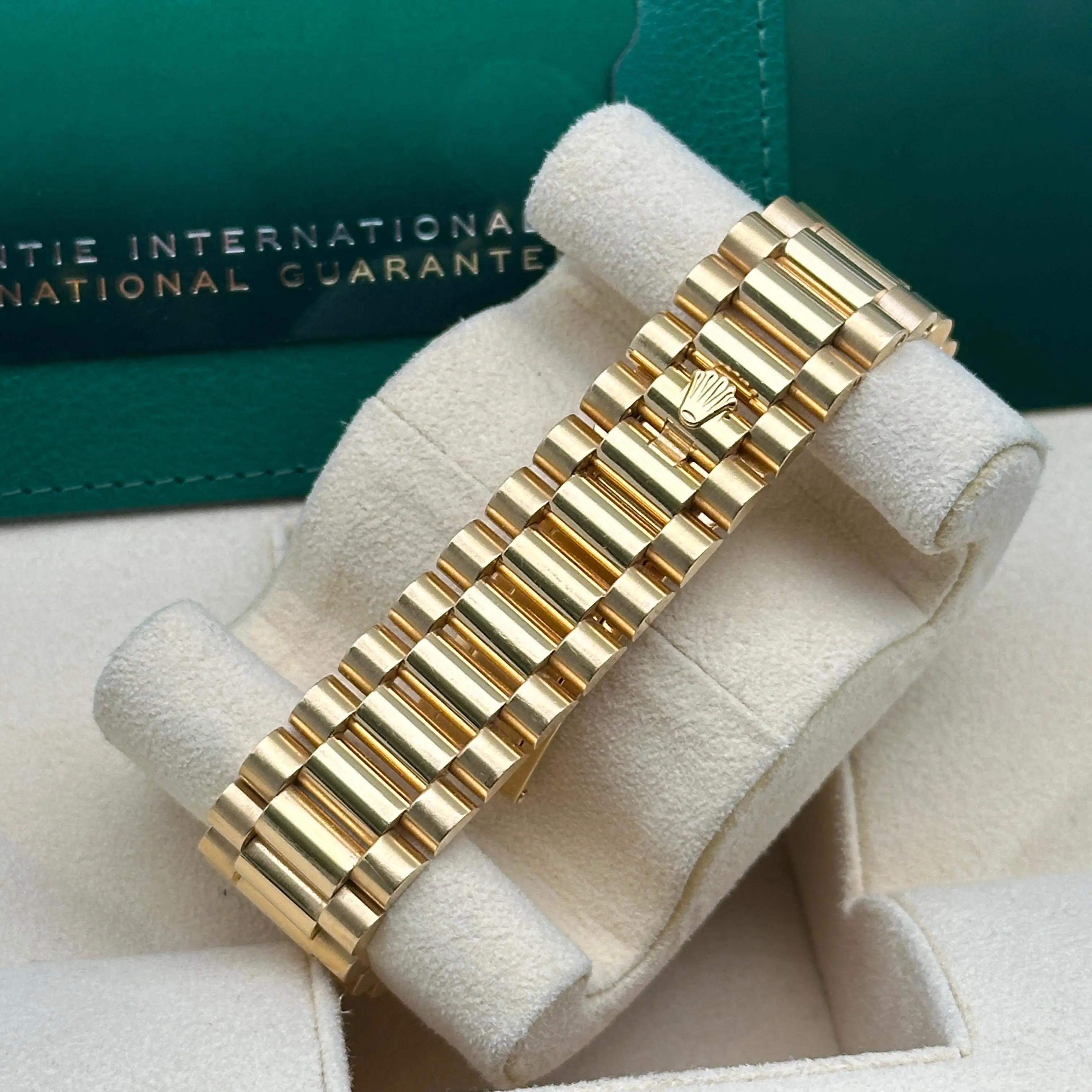 Rolex Day-Date President 228238 40MM Oro 8K Nero Motivo Diagonale Orologio da Uomo B & A. in vendita 3