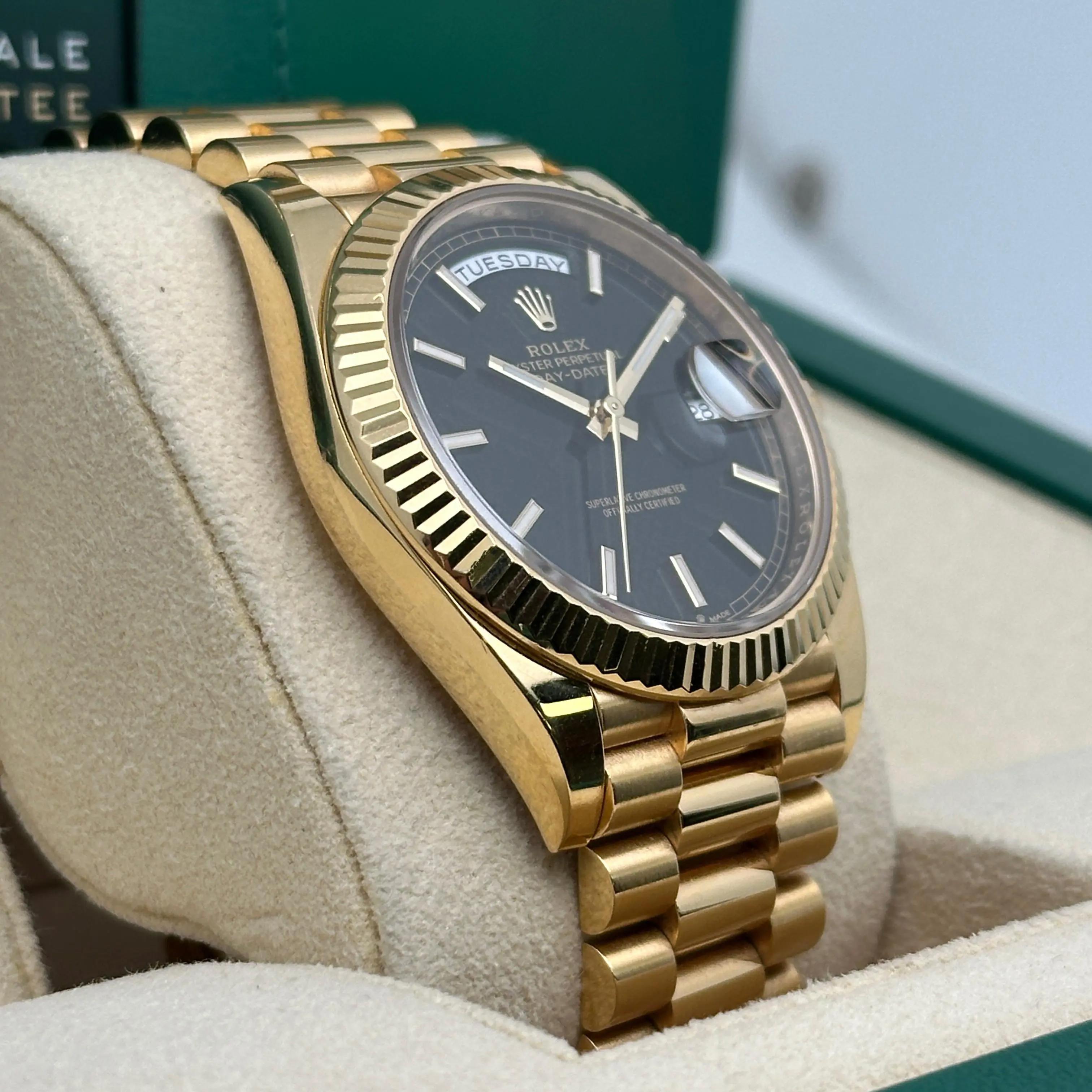 Rolex Day-Date President 228238 40MM Oro 8K Nero Motivo Diagonale Orologio da Uomo B & A. in vendita 4
