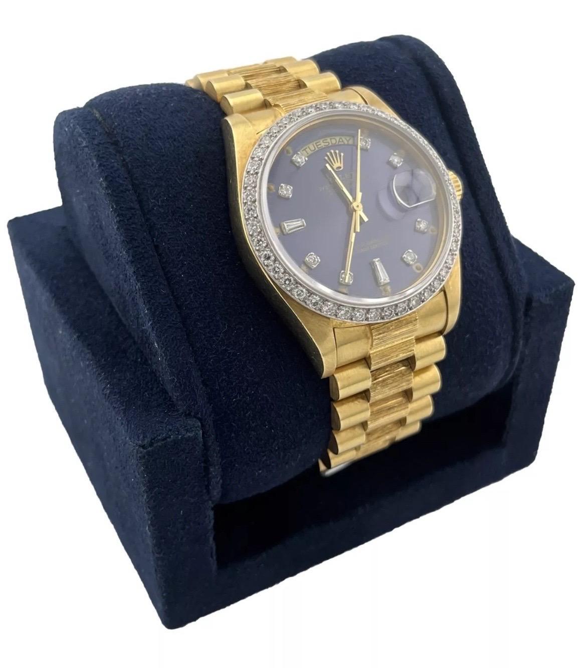El Reloj Rolex Day-Date President de 36 mm con acabado de corteza de diamante y oro amarillo de 18 quilates 18078 es un llamativo y lujoso reloj que combina a la perfección la tradición con la elegancia moderna. Fabricado en oro amarillo de 18