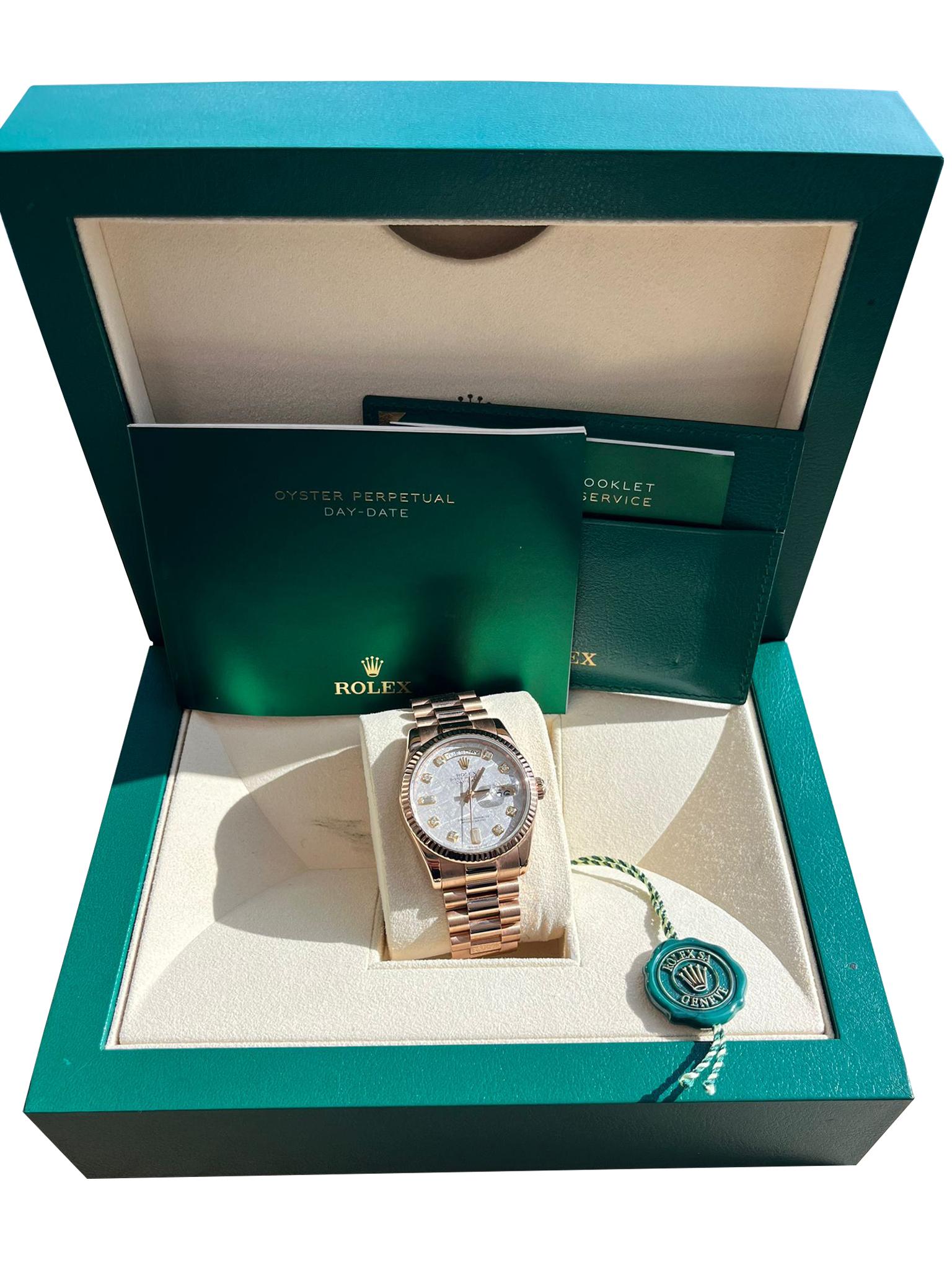 Rolex President Day-Date Rose Gold Meteorite Diamond Dial Mens Watch 118235. Mouvement automatique à remontage automatique, officiellement certifié chronomètre. Fonction de double réglage rapide. Boîtier en or Everose 18 carats d'un diamètre de 36,0