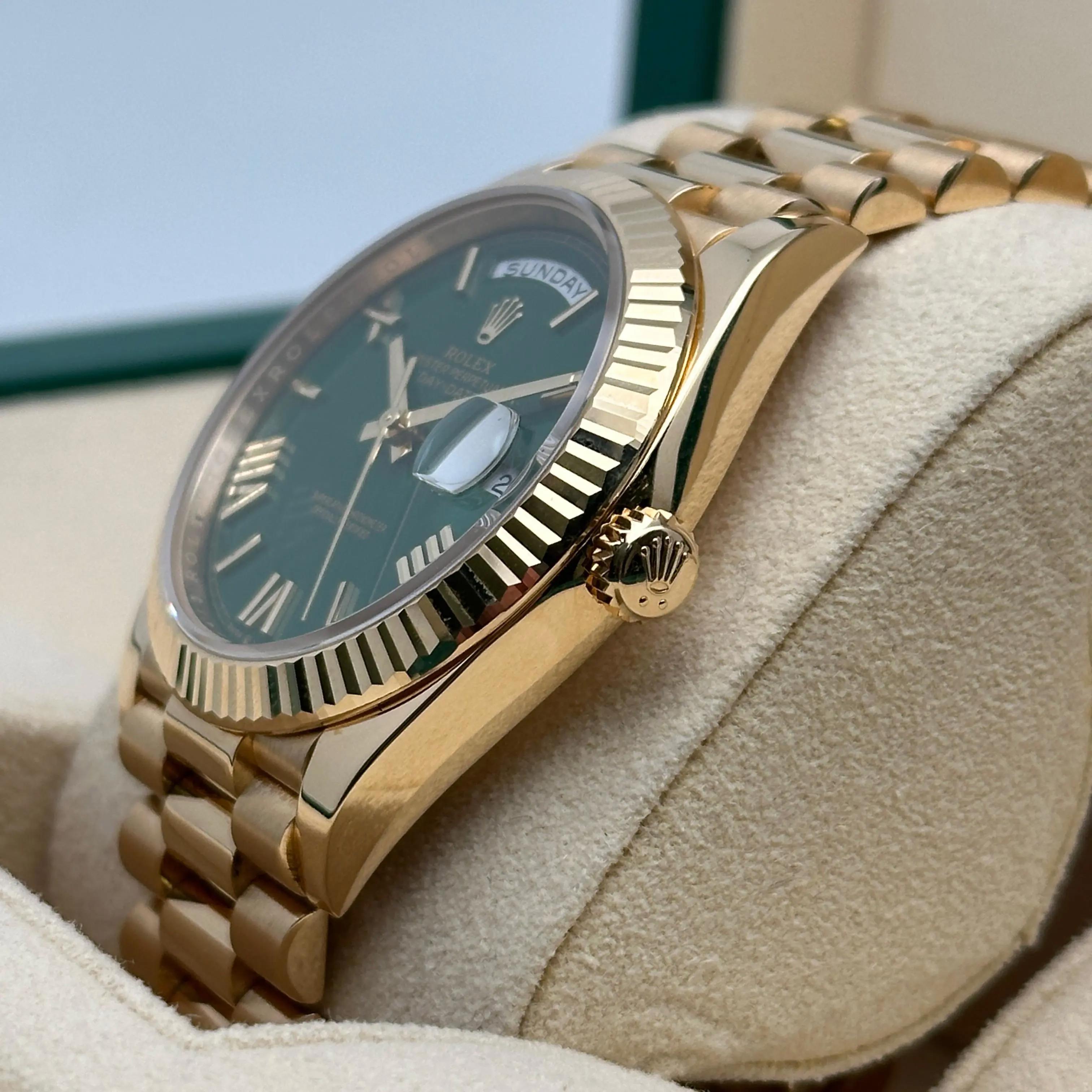 Reloj Rolex Day-Date President 40 Oro amarillo de 18 quilates Esfera lacada verde Hombre 228238 en venta 6