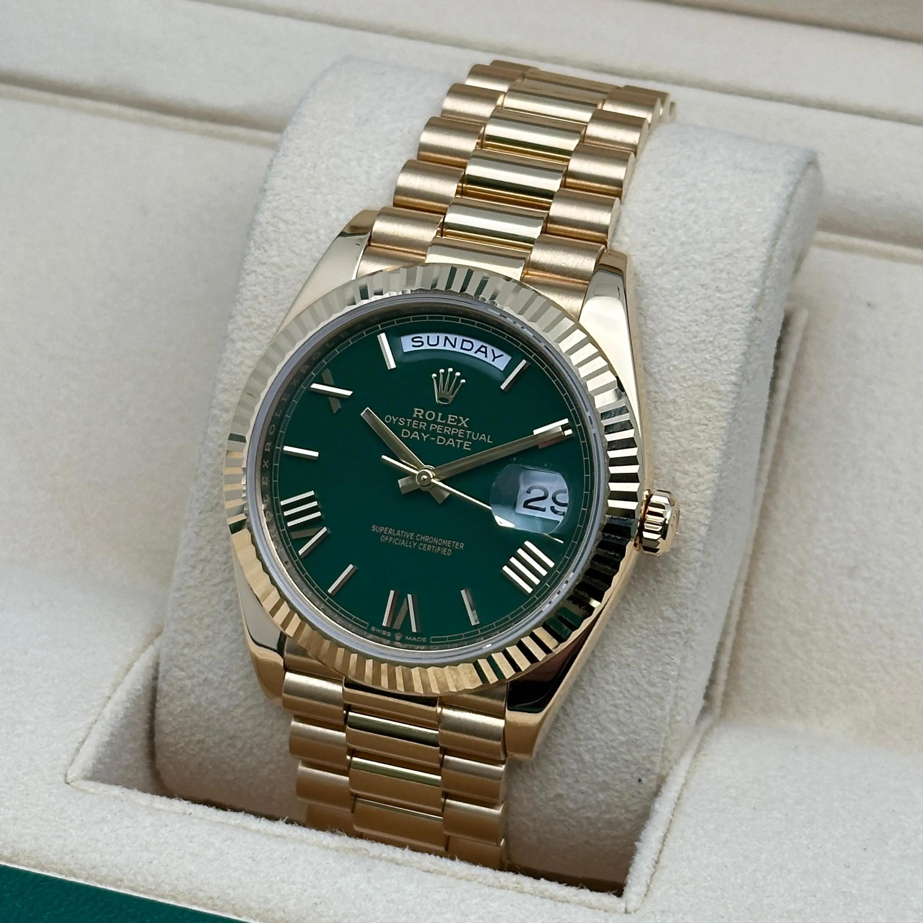 Reloj Rolex Day-Date President 40 Oro amarillo de 18 quilates Esfera lacada verde Hombre 228238 en venta 4