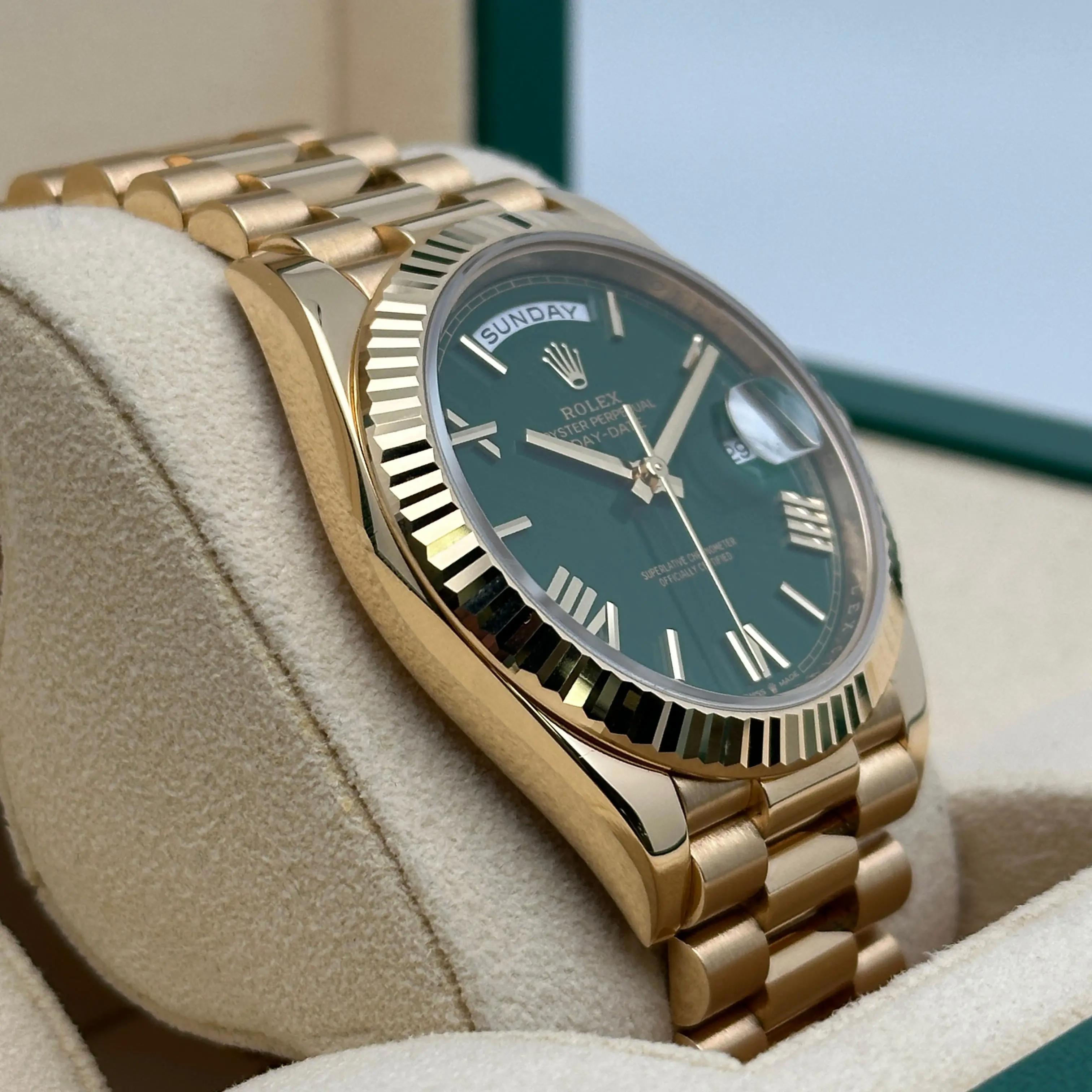 Reloj Rolex Day-Date President 40 Oro amarillo de 18 quilates Esfera lacada verde Hombre 228238 en venta 5
