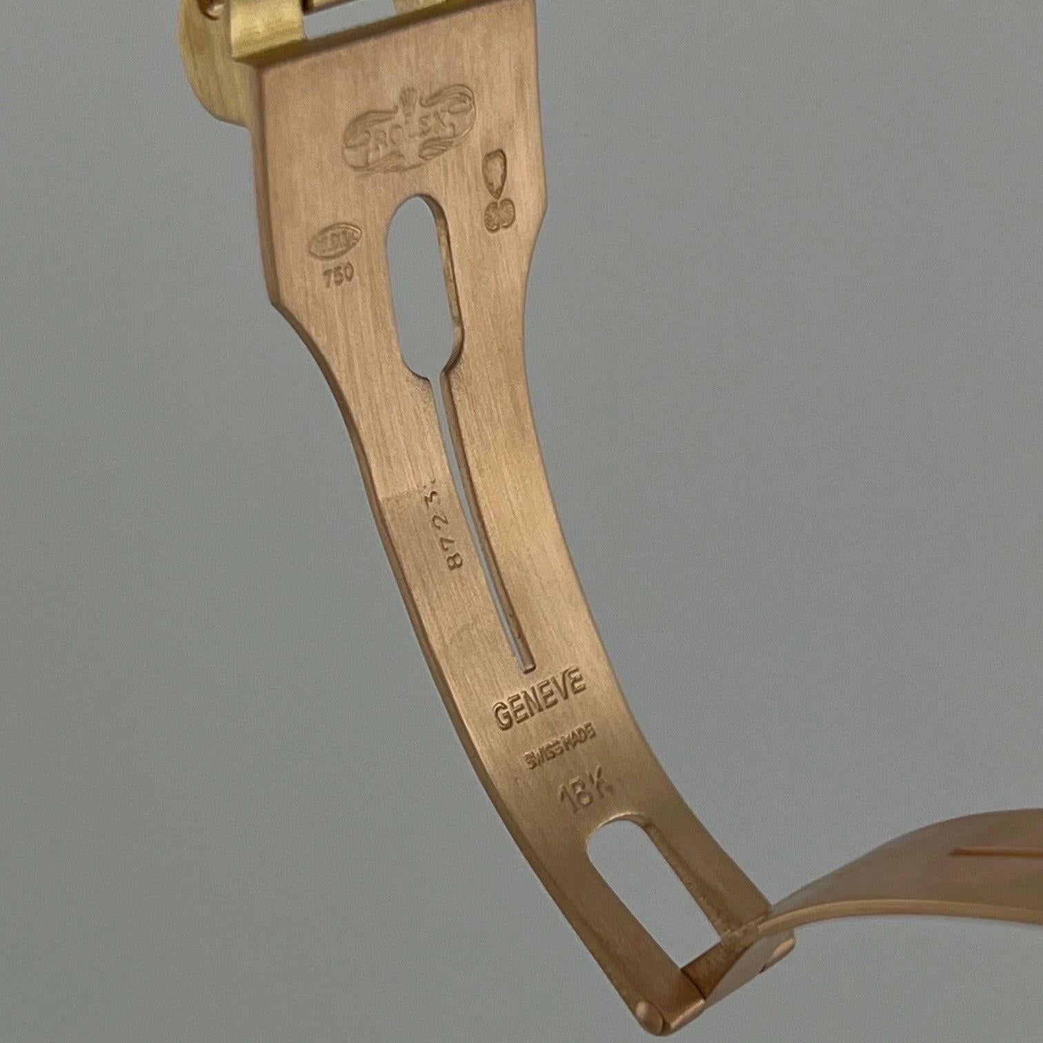 Stilnummer: 18078



Seriennummer: 974****



Jahr: 1987

 

Modell: Rolex Day Date Präsident 

 

MATERIAL des Gehäuses: 18k Gelbgold

 

Band: 18k Gelbgold Präsident Band mit Bark Finish 

  

Lünette: Kundenspezifische Diamantlünette

 