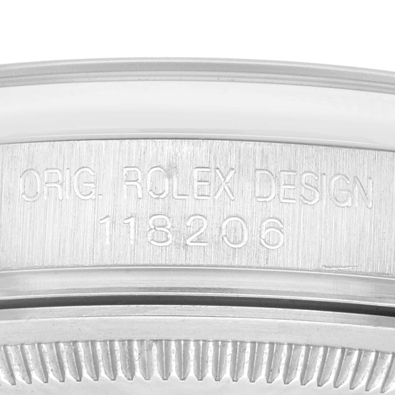 Rolex Day-Date President Diamond Dial Platinum Mens Watch 118206 Box Papers. Mouvement automatique à remontage automatique, officiellement certifié chronomètre, avec fonction de date rapide. Boîtier oyster en platine de 36.0 mm de diamètre. Logo