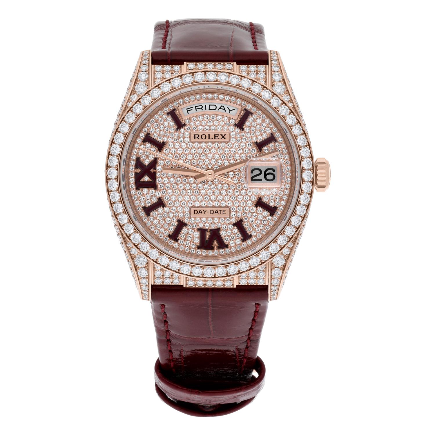 The aesthetics of the Day-Date 36 models set them apart as symbols of universal and classic style. The 18k everose gold with 202 brilliant-cut diamond case is assembled with a matching bezel of 52 brilliant-cut diamonds, a dial adorned with 450
