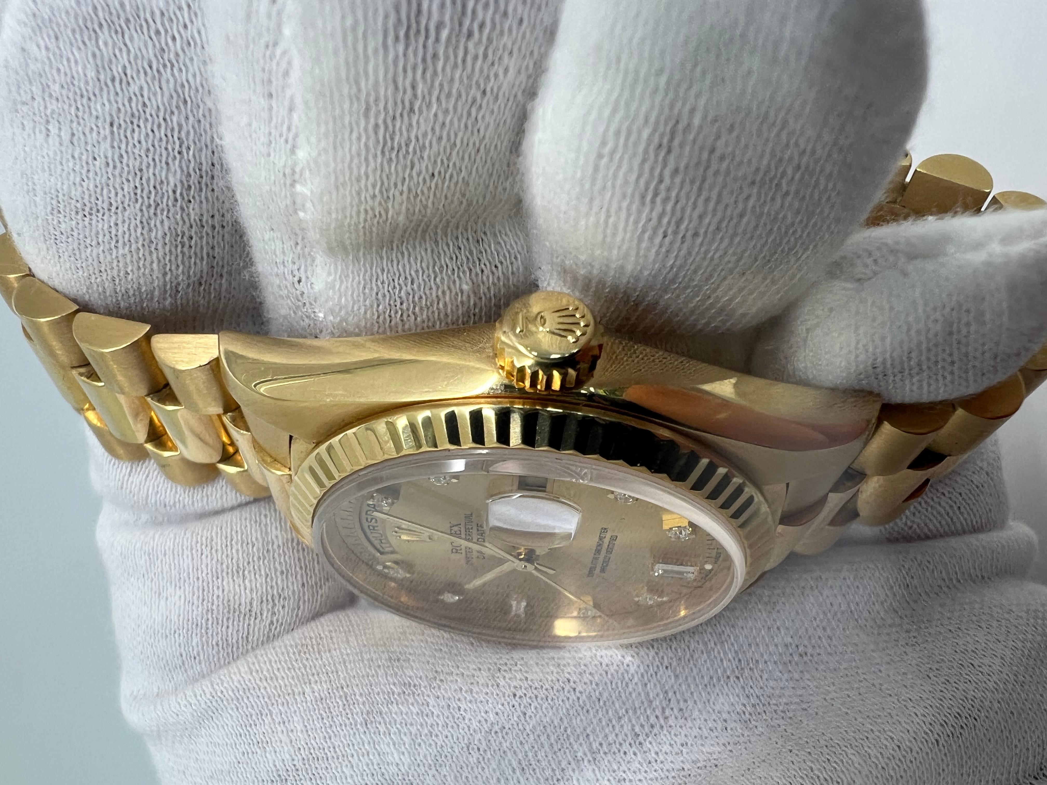 Rolex Montre d'usine Daydate avec cadran en diamants de 36 mm

Toutes les pièces d'origine de Rolex

cadran baguette diamantée d'usine

double mouvement rapide de l'ensemble !

bracelet serré

Excellent état 

Livré avec une boîte Rolex et une