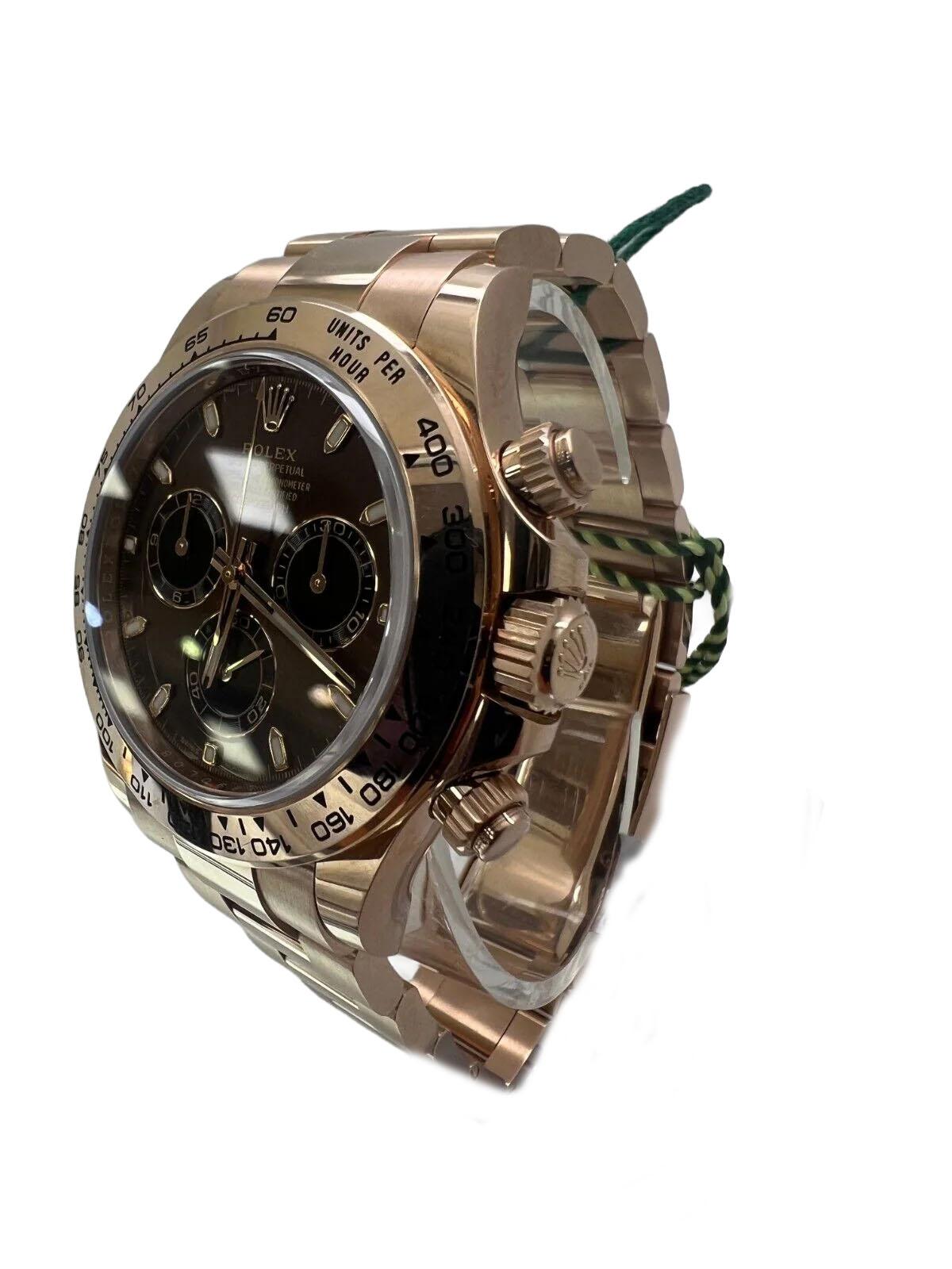 El reloj de pulsera Rolex Daytona, número de modelo 116505, es una impresionante pieza de joyería que irradia elegancia, sofisticación y lujo. El reloj es de oro rosa y tiene una esfera marrón y un bisel rosa. Es un accesorio fiable y útil para