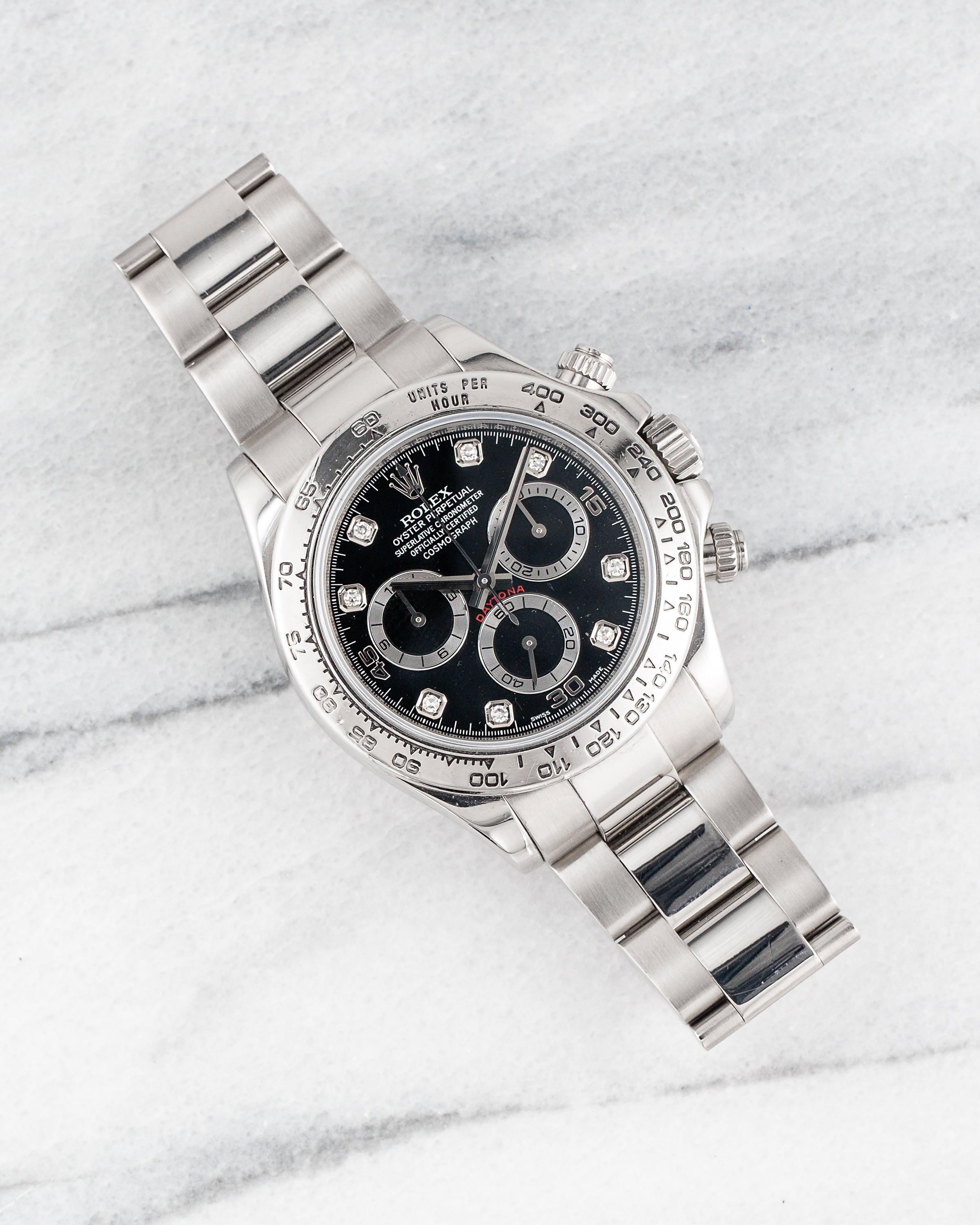 Aquí tienes un Rolex Daytona vintage referencia 116509 automático de oro blanco de 18 quilates con esfera de diamantes negros y brazalete Oyster de la década de 2000. Mantiene la hora y es totalmente funcional. Las medidas incluyen una caja de oro