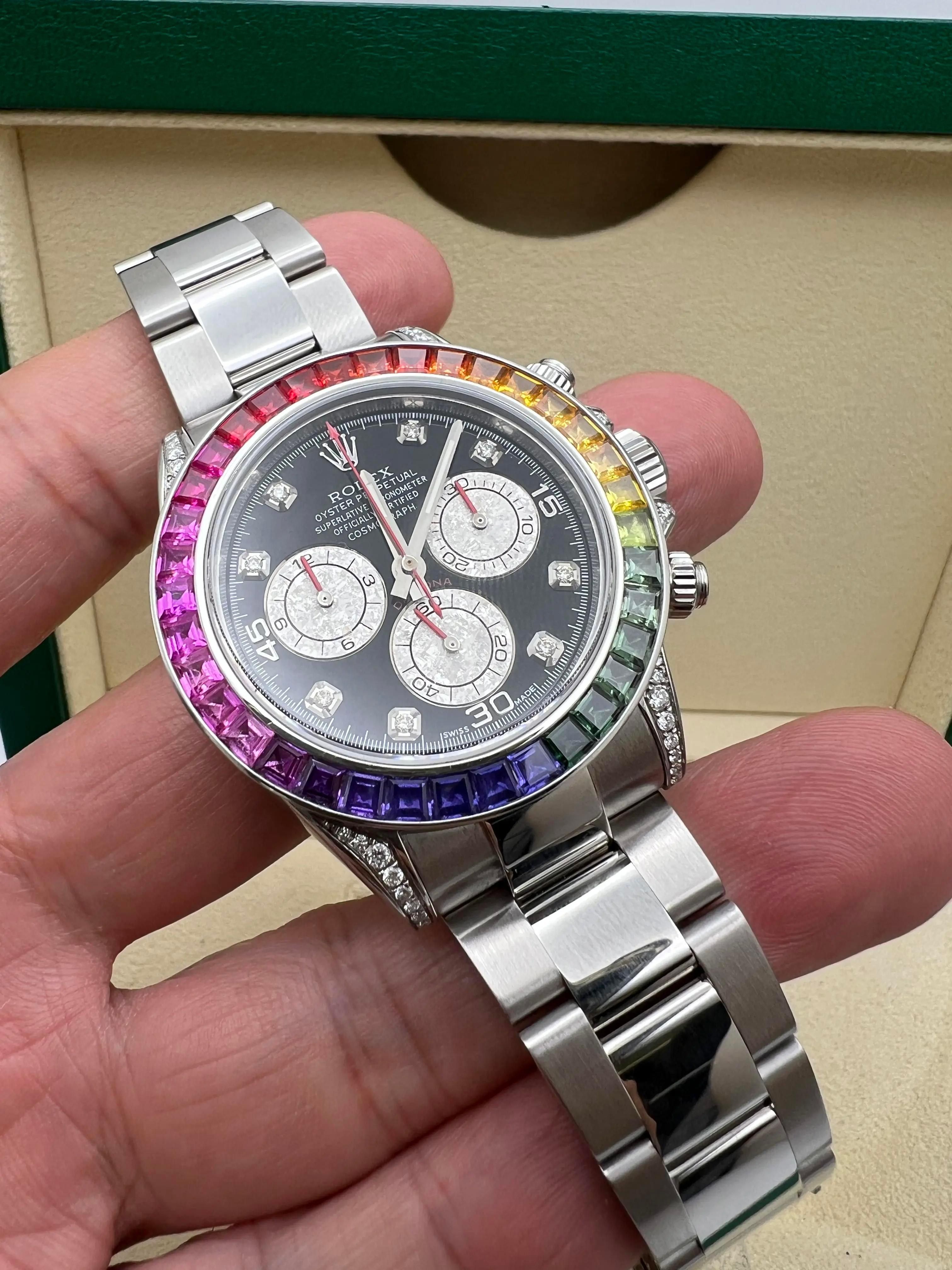 Rolex Daytona 116520 40mm benutzerdefinierte Regenbogen Saphir Lünette Diamond Lugs Box Set im Zustand „Hervorragend“ im Angebot in New York, NY