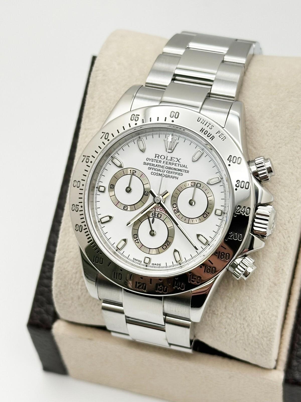 Stilnummer: 116520



Seriennummer: F447***



Jahr: 2003

 

Modell: Rolex Daytona 

 

MATERIAL des Gehäuses: Rostfreier Stahl 

 

Band: Rostfreier Stahl 

  

Lünette: Edelstahl 

  

Zifferblatt: Weiß 

 

Gesicht: Saphirglas 

 

Gehäusegröße: