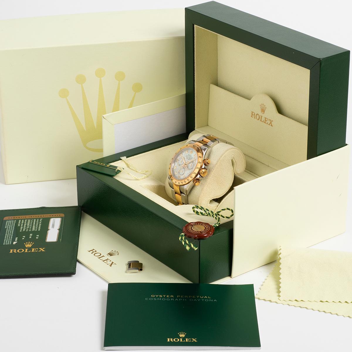 Notre Rolex Daytona 116523 présente un boîtier et un bracelet en or jaune/acier, notamment avec un rare et très beau cadran d'usine en nacre/diamant. Présentée dans son état d'origine et non polie, cette Daytona présente de légers signes