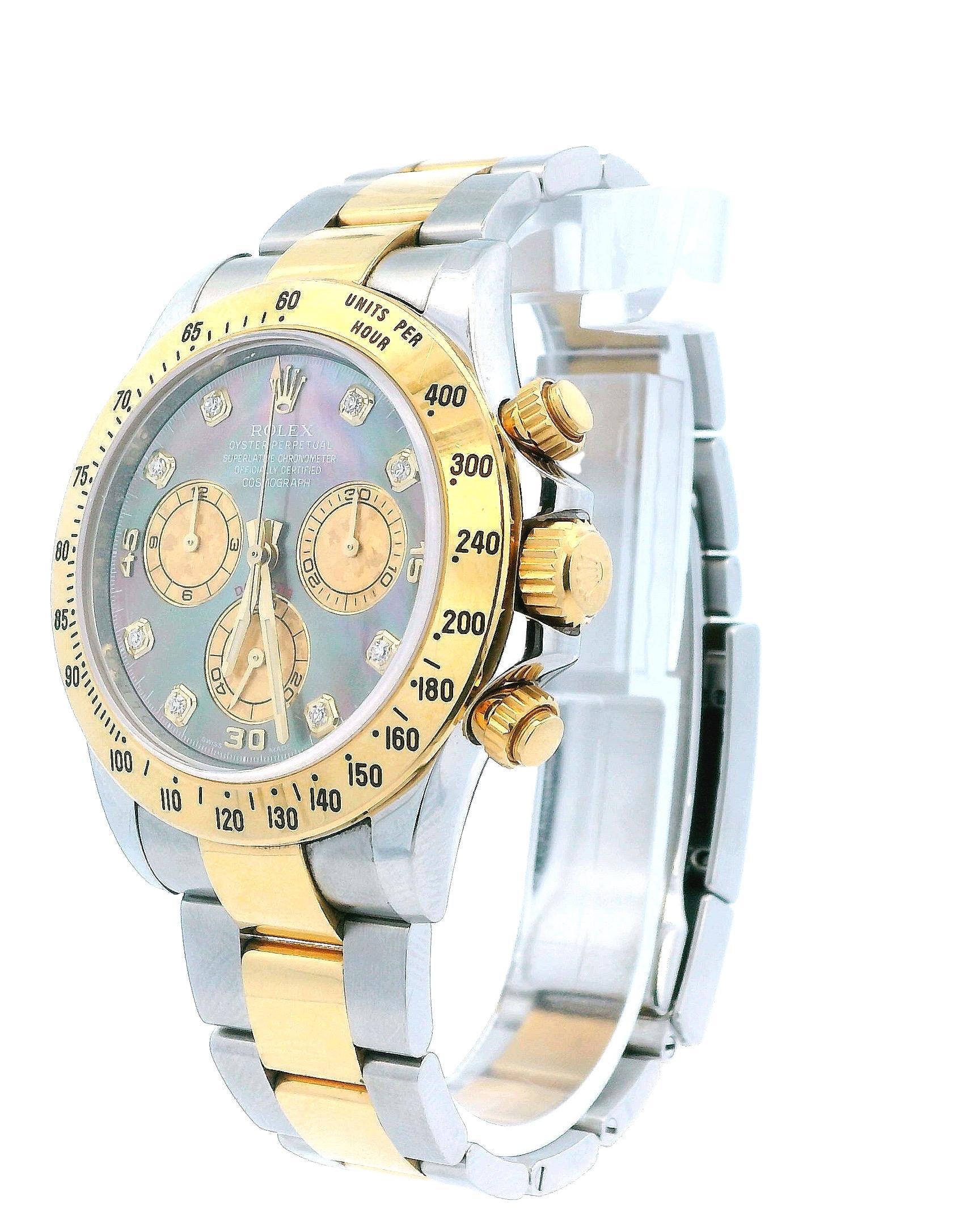 Reloj Rolex Oyster Perpetual Daytona 116523 para hombre. Este reloj tiene una caja de acero inoxidable de 40 mm con un bisel taquimétrico de oro amarillo de 18 quilates. Tiene una esfera de nácar oscuro con agujas de oro e índices de hora engastados