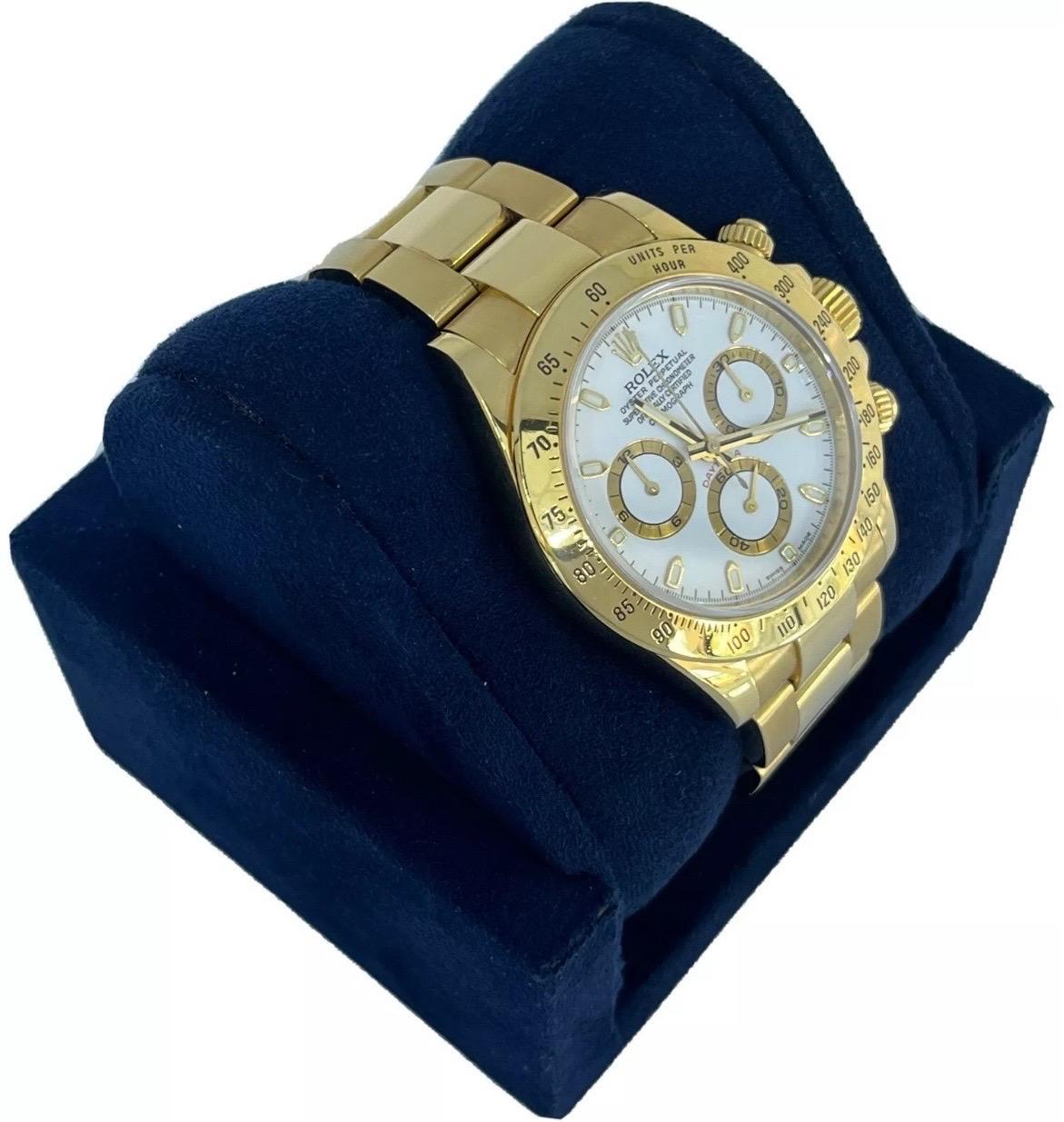 El Reloj Rolex Daytona 116528 Crono Esfera Blanca Oro Amarillo 18k 40 mm es un símbolo de lujo y precisión sin igual. Con una llamativa esfera blanca, este reloj se complementa con la emblemática caja y brazalete de oro amarillo de 18 quilates,