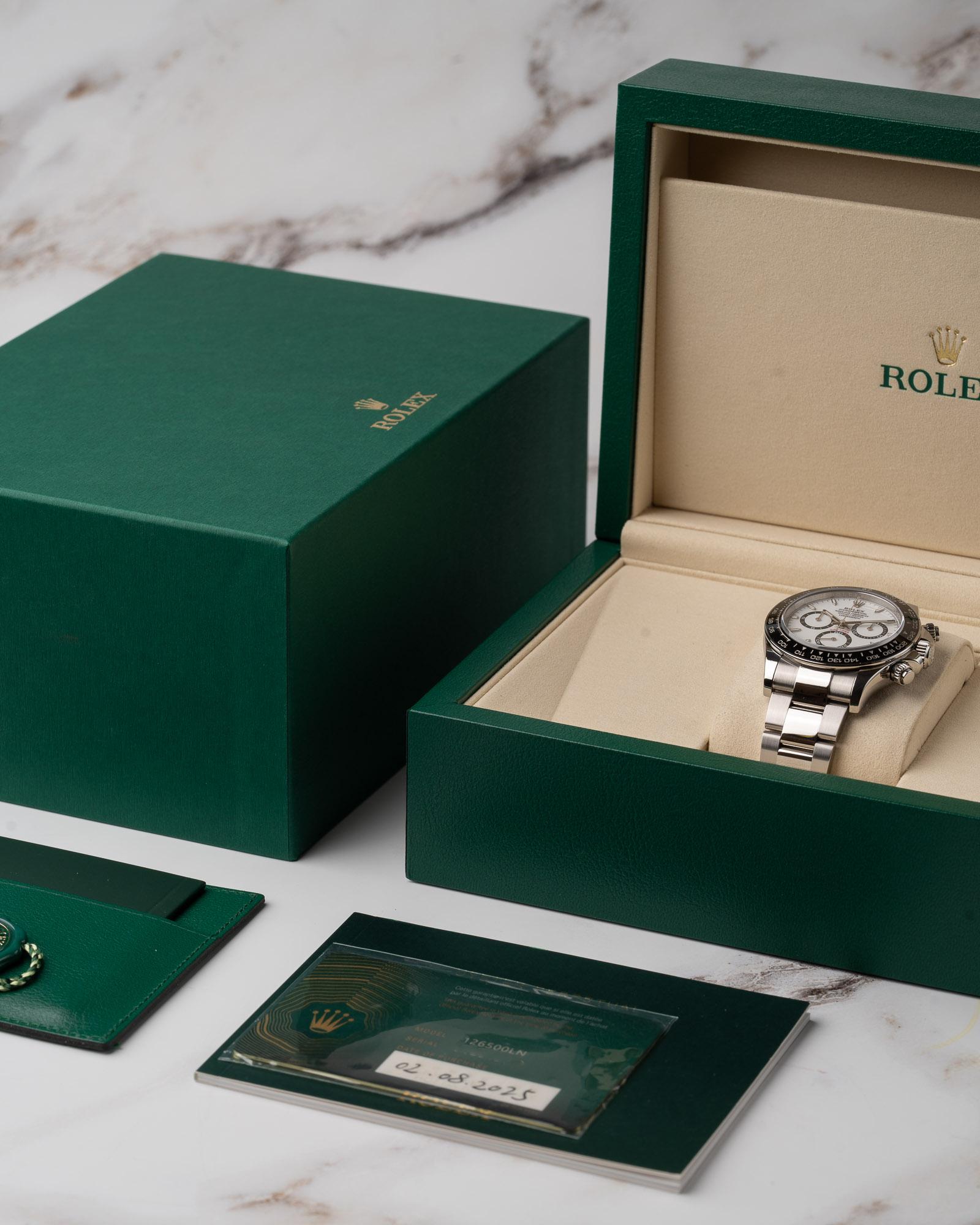 Rolex Daytona 126500LN 'Panda' - Quadrante bianco - Steele - 2025 Set completo - Come nuovo
SKU 1896

Il Classic Time Club è lieto di presentare questo splendido Rolex Daytona 126500LN 'Panda', un'icona moderna di eleganza sportiva e precisione.