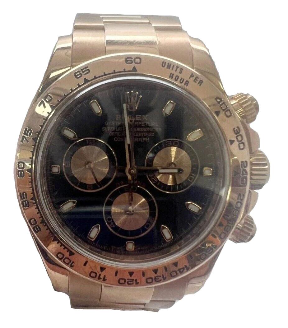 L'orologio da uomo Rolex Daytona 40 mm in oro Everose 18K con quadrante nero è un segnatempo che emana un'accattivante miscela di estetica lussuosa e funzionalità ad alte prestazioni. L'accattivante quadrante nero contrastato dagli indici in oro