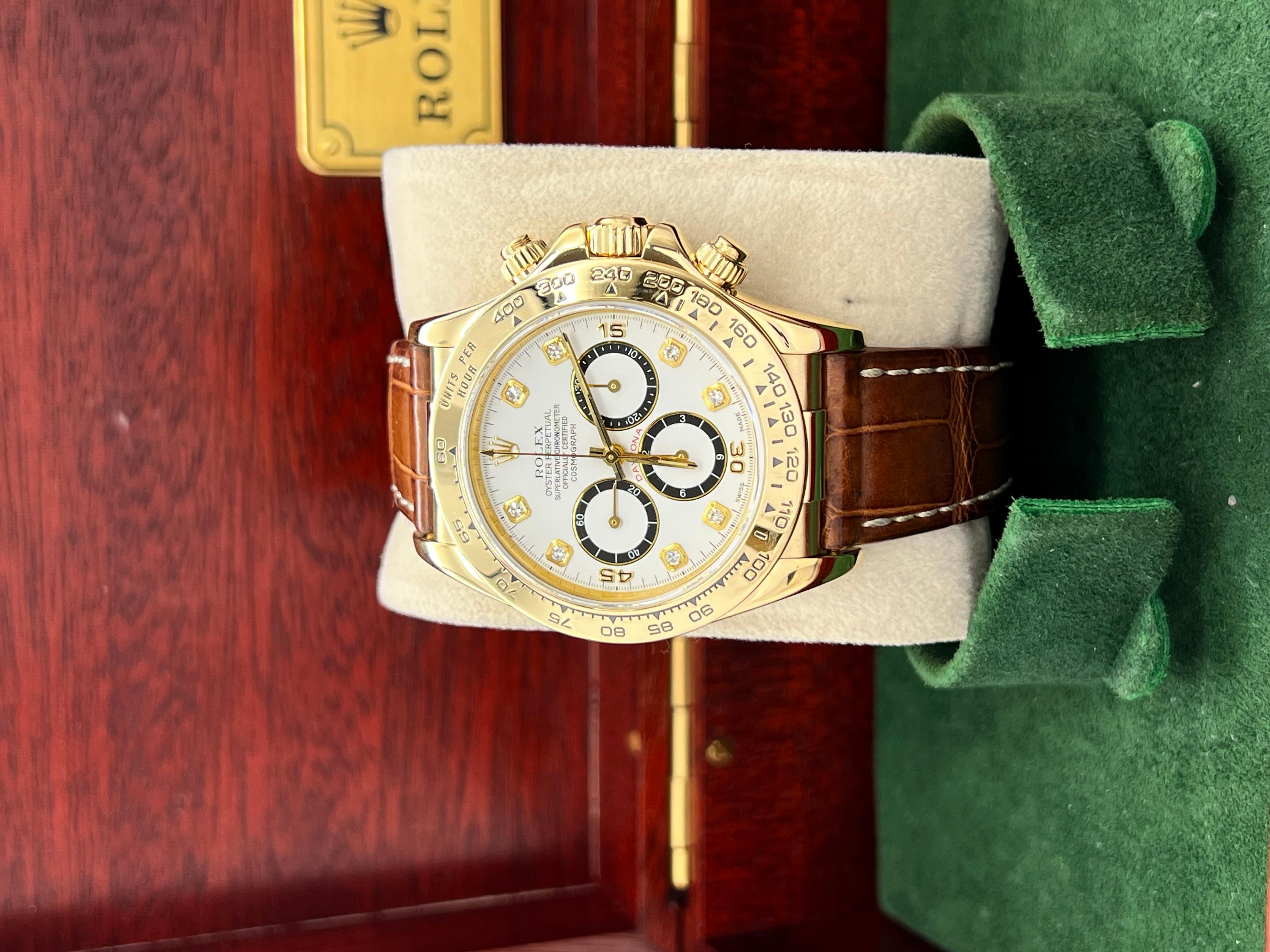 Número de modelo: 16518
De serie: T157***
Año: 1995
Model No: Rolex Daytona
Material de la caja: Oro amarillo de 18 quilates
Correa: Piel marrón
Bisel: Oro amarillo de 18 quilates
Esfera: Esfera invertida de fábrica con 6 diamantes blancos 
Cara: