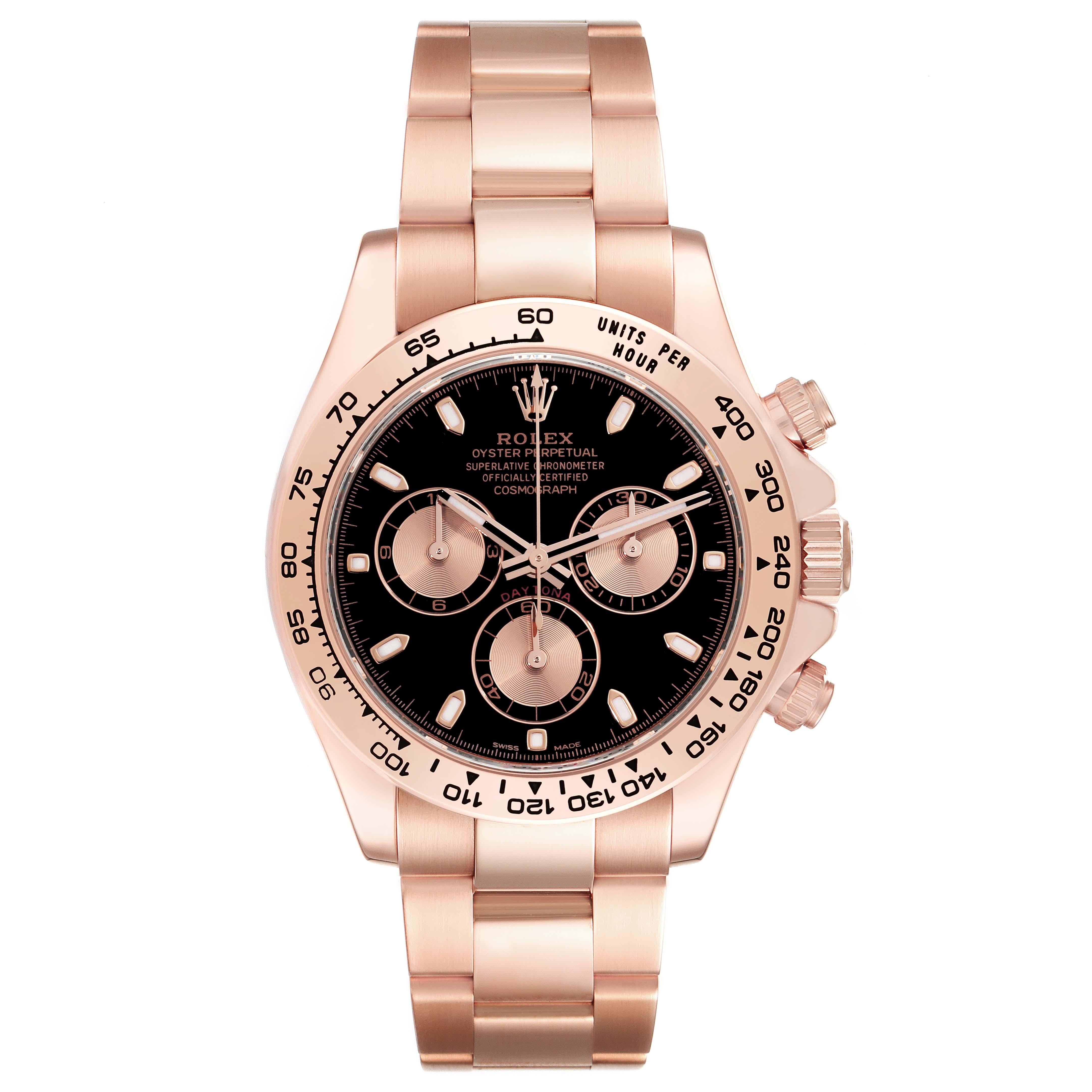Rolex Daytona Black Dial Rose Gold Mens Watch 116505 Box Card. Mouvement à remontage automatique certifié chronomètre. Boîtier en or everose 18 carats de 40,0 mm de diamètre. Boutons poussoirs spéciaux à visser. Fond vissé. Poussoirs et couronne du