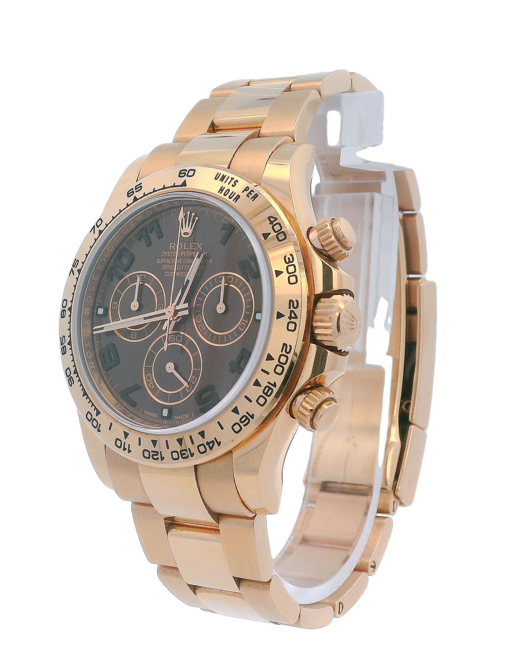 Montre pour hommes Rolex Daytona 116505. Cette montre présente un boîtier de 40 mm et une lunette en or rose 18 carats. Elle présente un cadran chocolat avec des aiguilles lumineuses en or rose, ainsi que des index et des chiffres arabes. La montre