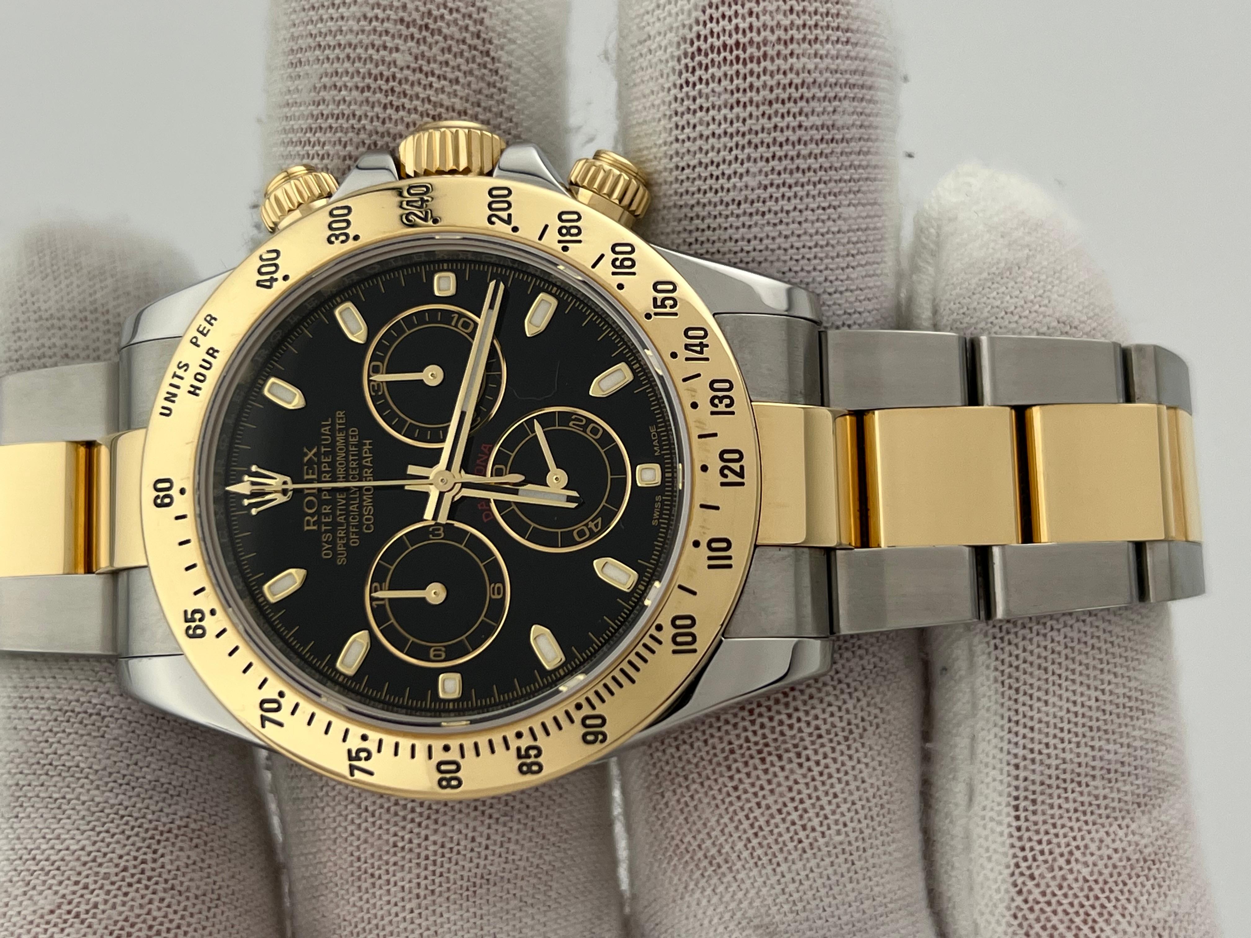 Numéro de style : 116523



Série : 6025****



Année : 2010 - 2016

 

Modèle : Rolex Daytona Cosmograph

 

Matériau du boîtier : Acier inoxydable 

 

Bracelet : or jaune 18k et acier inoxydable   



Lunette : or jaune 18k

  

Cadran : Noir 

