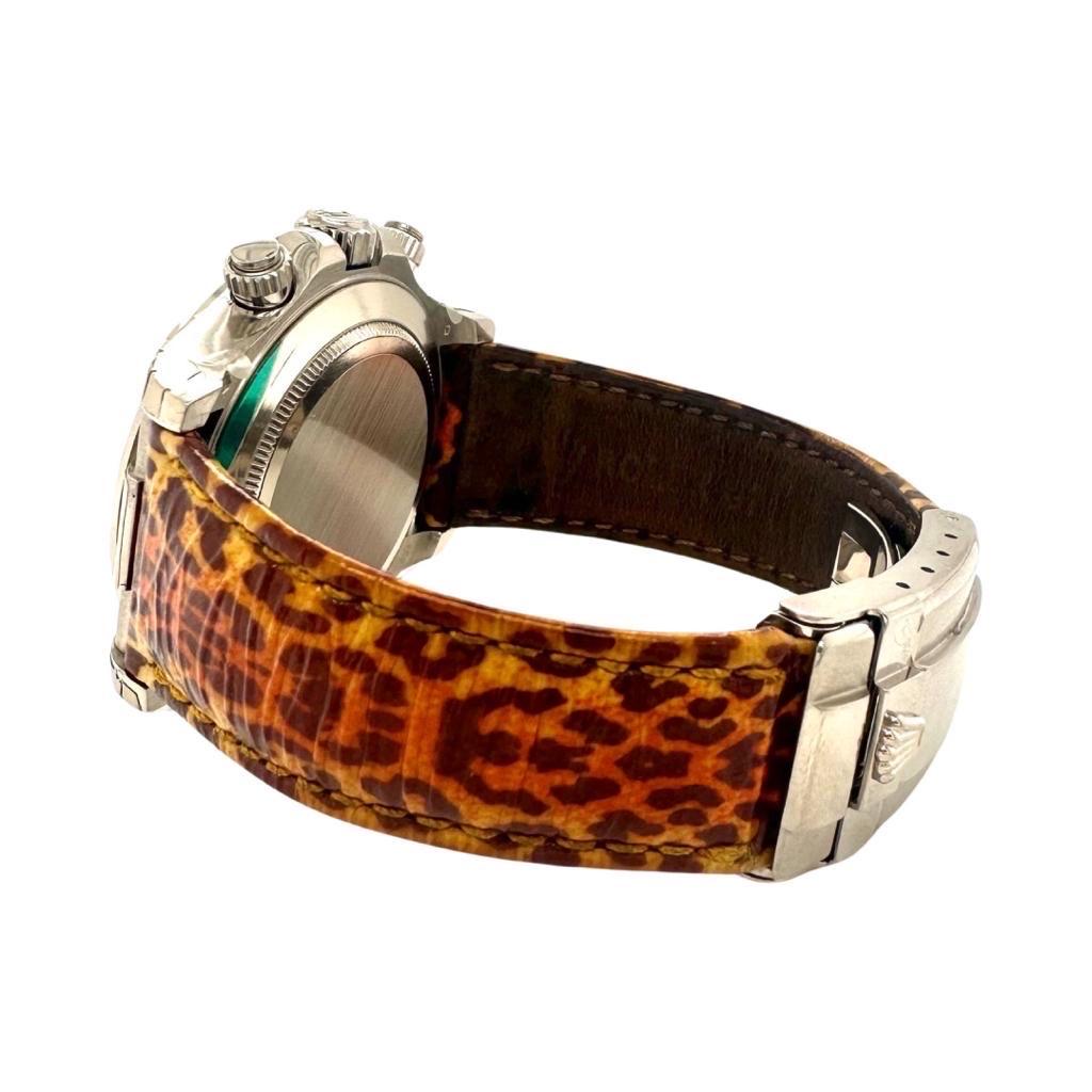 MARKE: Rolex

MODELL: Daytona Cosmograph 

REFERENZNUMMER: 116589RBR

GEHÄUSEGRÖSSE: 40mm

MATERIAL DES GEHÄUSES: 18k Weißgold

STRAPPE: Fabrik Rolex Leder

BEZEL: Pavè-Diamanten

ZIFFERBLATT: Schwarz mit Diamant-Stundenmarkierungen