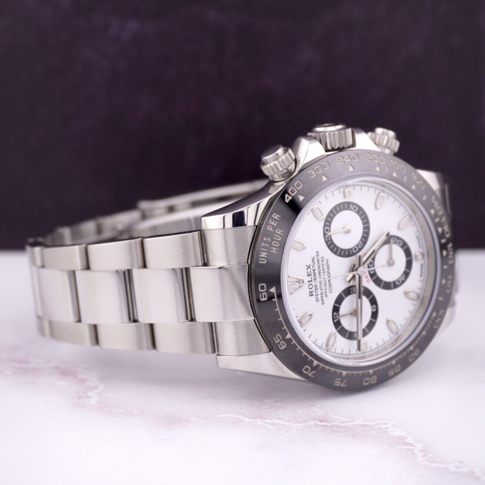 Rolex Daytona Panda 40mm Uhr. Ein Pre-owned Uhr w / Original-Box und 2018 Karte. Uhr ist 100% authentisch und kommt mit Echtheitskarte. Watch Reference ist 116500LN und ist in ausgezeichnetem Zustand (siehe Bilder). Das Zifferblatt hat die Farben