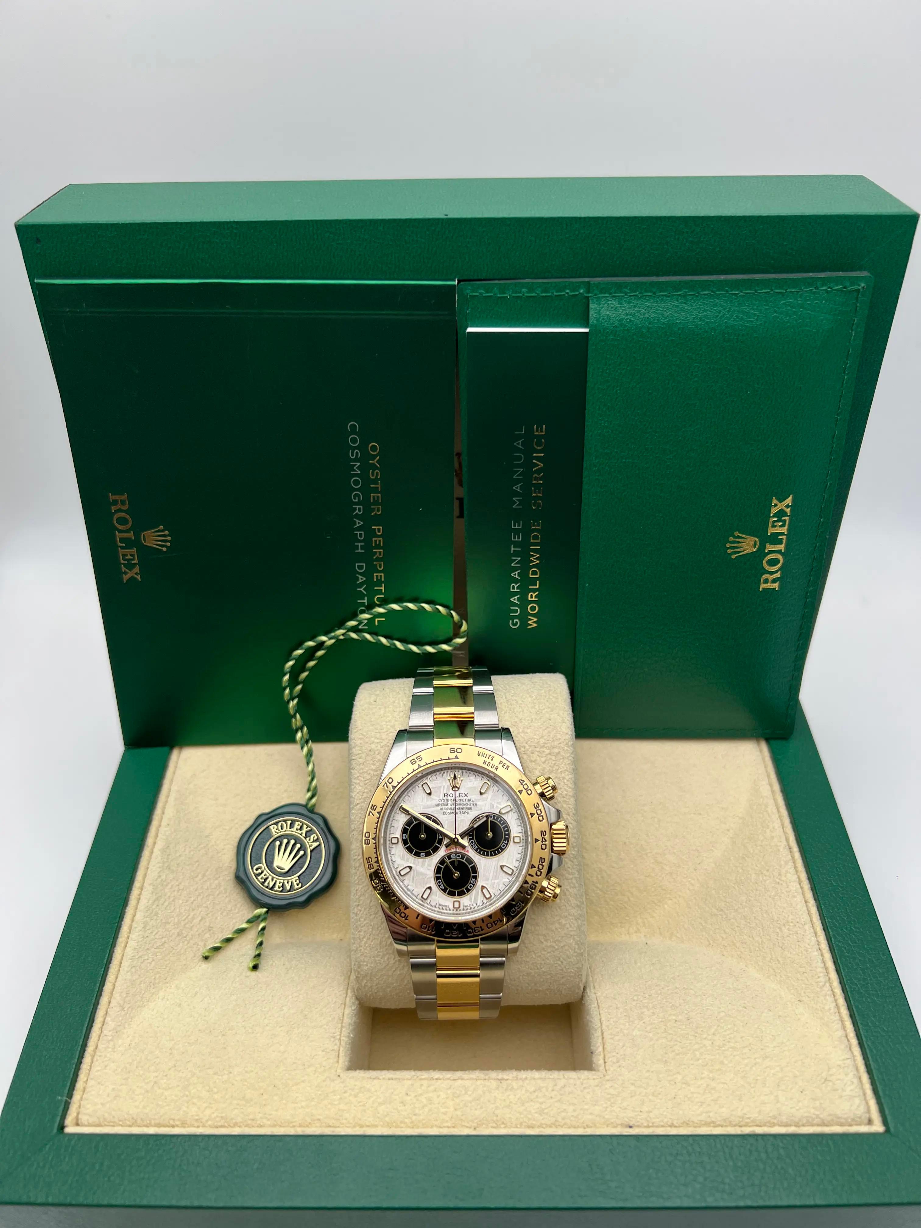El Rolex Daytona 116503 es un reloj distinguido que ejemplifica el compromiso de Rolex de combinar el diseño clásico con la artesanía de lujo. Fabricada con una armoniosa combinación de acero inoxidable y oro amarillo de 18 quilates, la caja Oyster