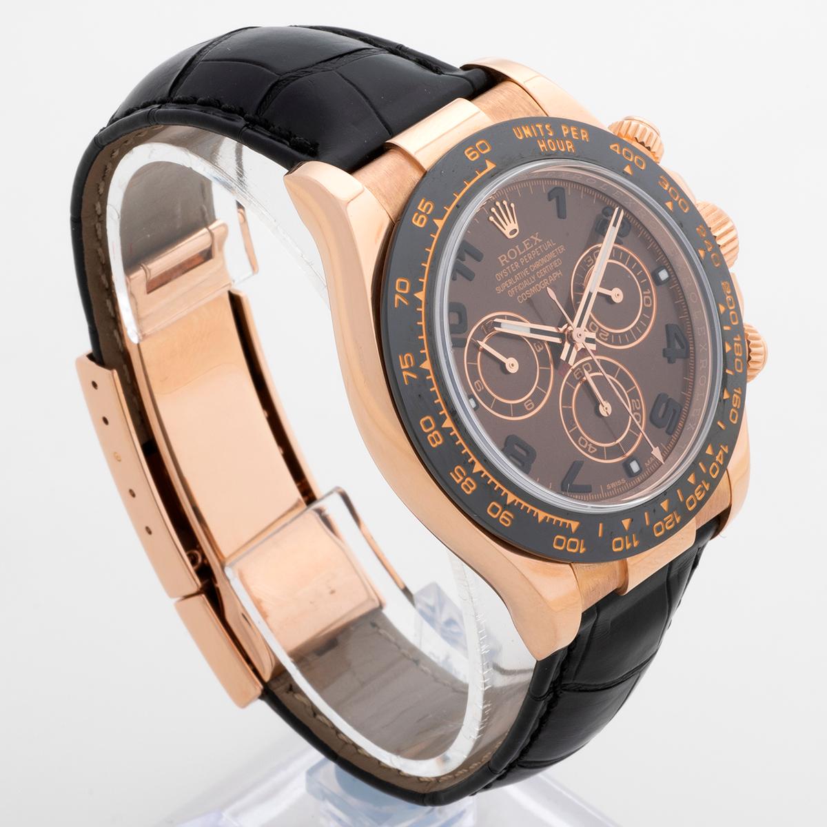 Notre très désirable Rolex Daytona Everose, référence 116515LN, présente un boîtier de 40 mm en or rose 18 carats avec lunette en céramique noire et cadran arabe chocolat, avec bracelet en cuir noir et fermoir déployant en or rose 18 carats. Cette