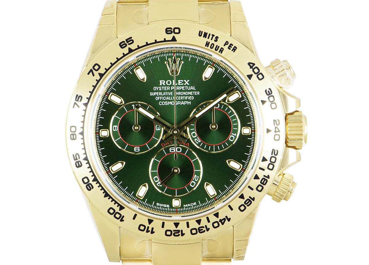 L'ambitissimo Daytona in oro giallo di Rolex, non indossato, con un quadrante verde brillante. Con la sua scala tachimetrica incisa, i tre contatori e i pulsanti, questo è un cronografo ad alte prestazioni.

Il bracciale Oyster è dotato di una