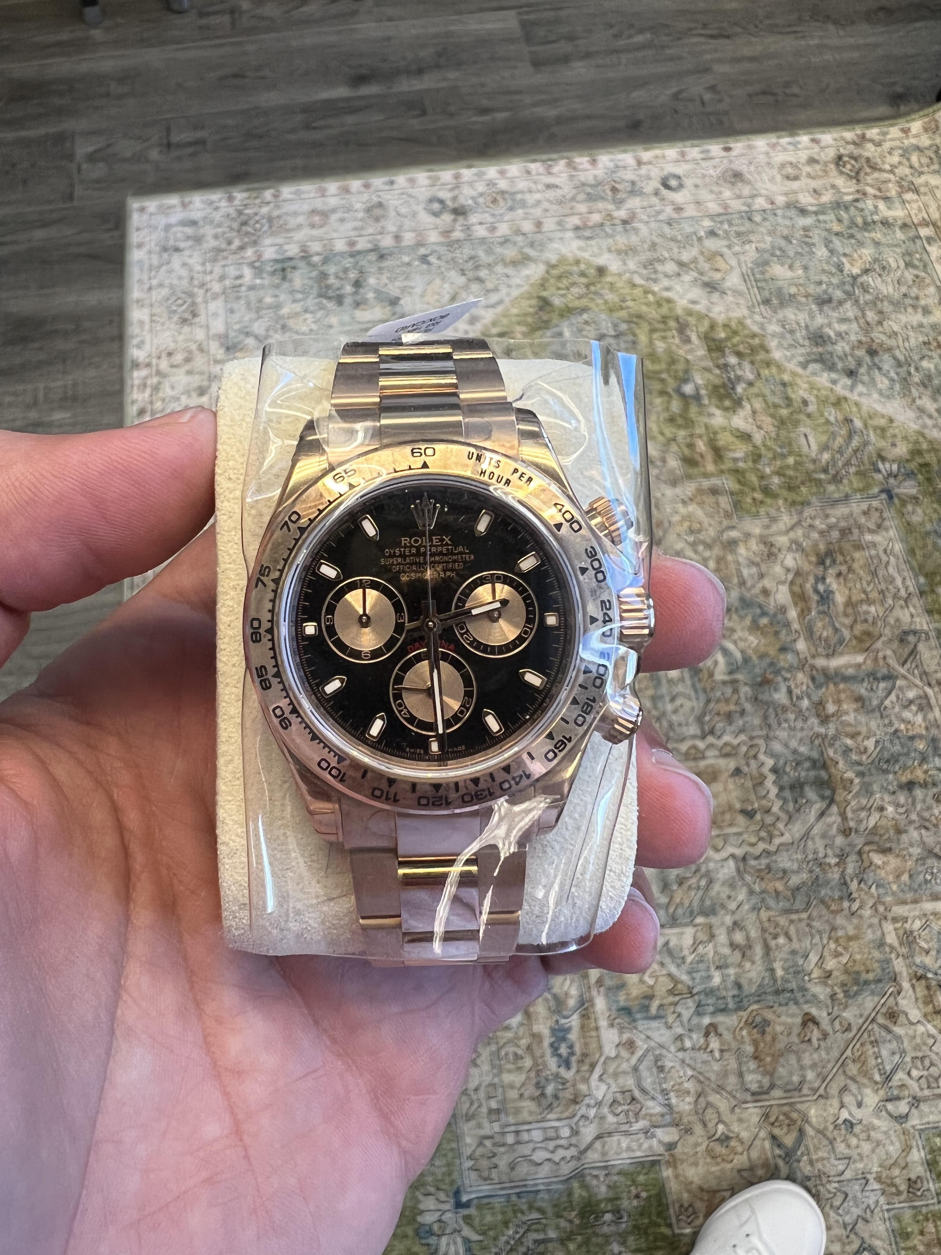 BRAND: Rolex
MODEL: Daytona
REFERENCE: 116505
SIZE: 40mm
CASE: 18k Rose Gold
DIAL: Black
BEZEL: 18k Rose Gold
BAND: 18k Rose Gold
MOVEMENT: Automatic

Mint condition, like new
Box & card

Accommodated with an up-to-date digital appraisal once