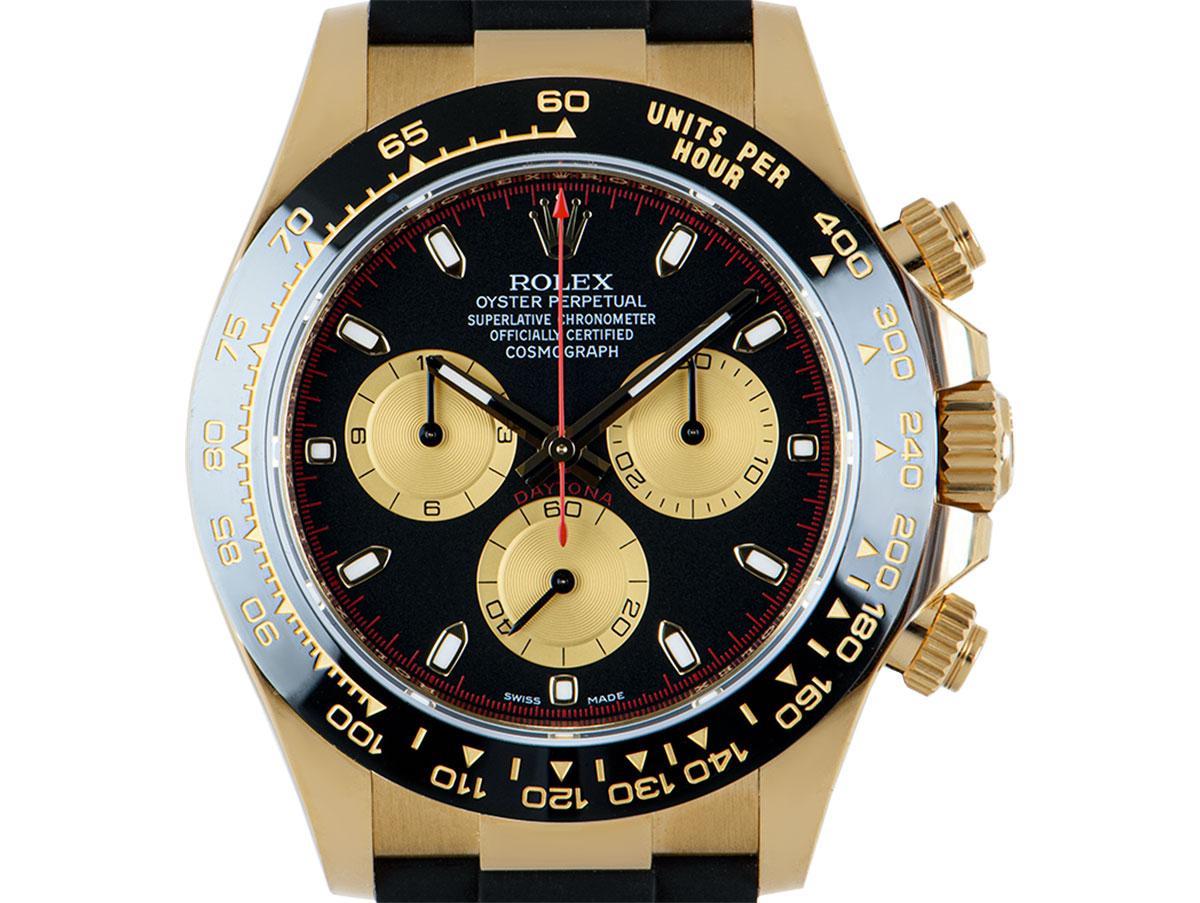 Cosmograph Daytona en or jaune de Rolex, non porté, avec un cadran noir et champagne que l'on peut qualifier de cadran Paul Newman en raison des détails rouges. Doté d'une lunette en céramique avec échelle tachymétrique moulée, de trois compteurs et