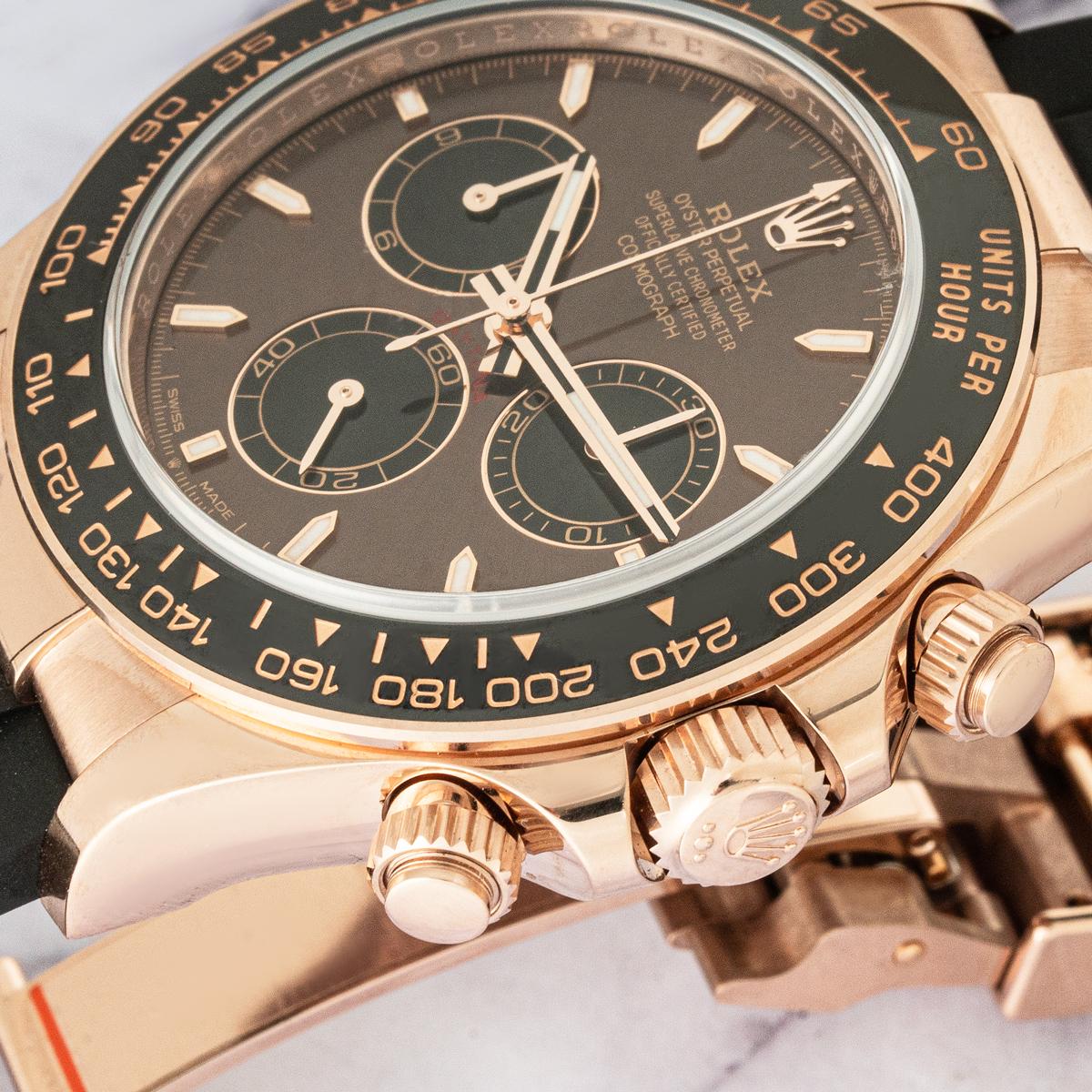Un Oysterflex Daytona de oro rosa de Rolex sin estrenar. Diseñado para ser el cronógrafo de alto rendimiento definitivo, este reloj presenta una esfera marrón chocolate, un bisel de cerámica negra con escala taquimétrica moldeada, tres contadores y