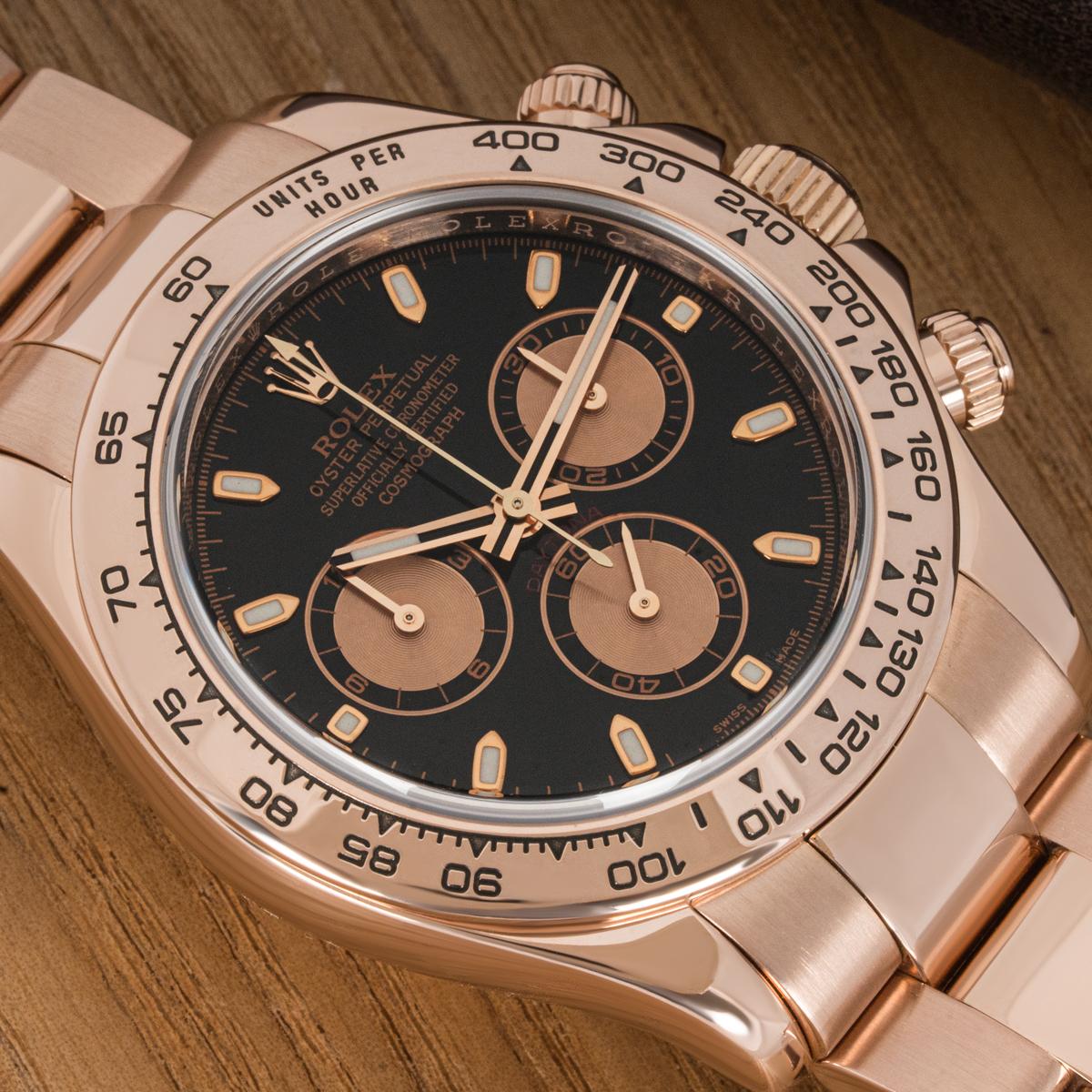 A rose gold Daytona by Rolex. Featuring a black and pink dial with chronograph counters. With its engraved tachymetric scale, three counters and pushers, this is a high-performance chronograph.

Fitted with sapphire crystal and the calibre 4130