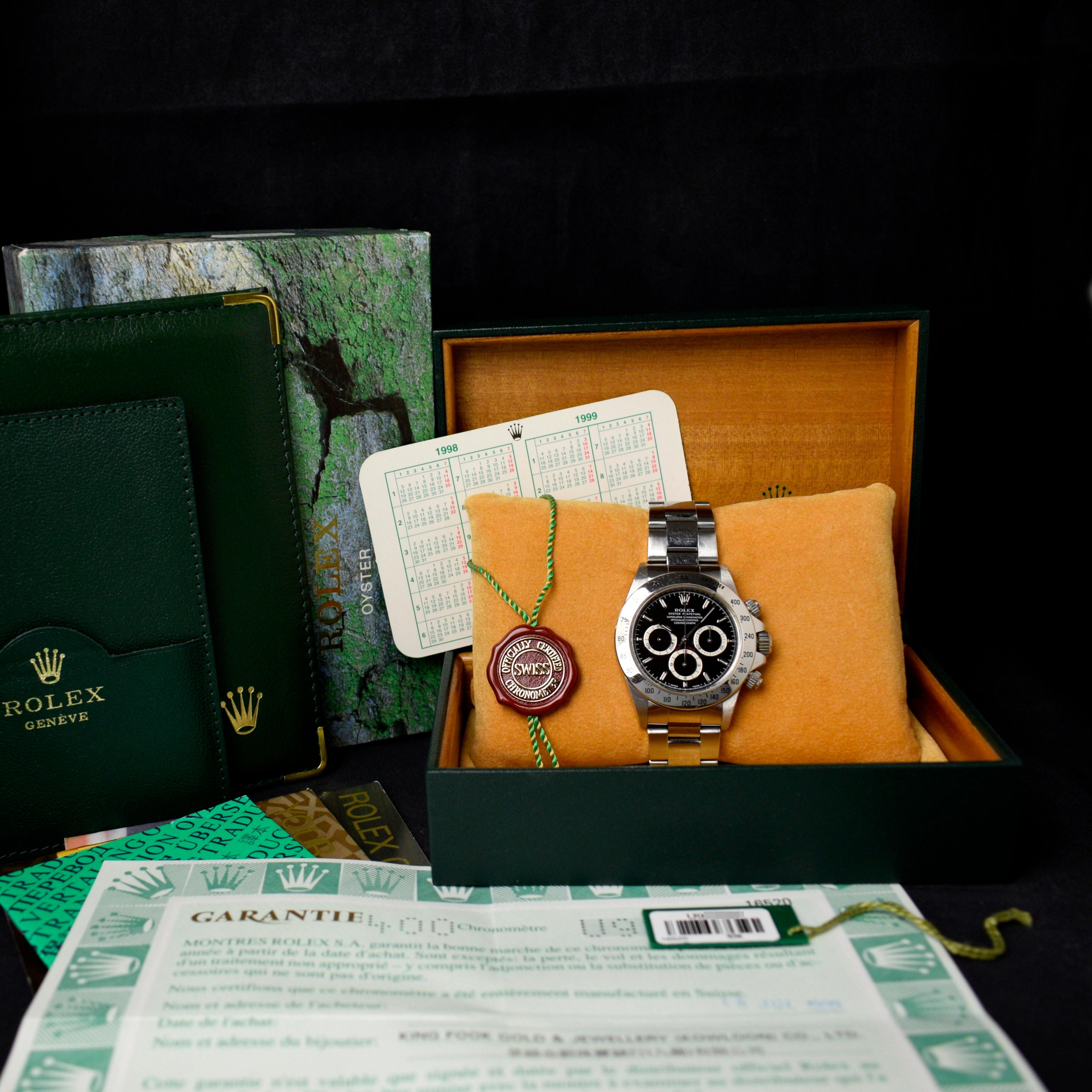 Marke: Rolex
Modell: 16520
Jahr: 1997
Seriennummer: U9xxxxx
Referenz: C03714; CB6026

Fall: 40mm ohne Krone; zeigen Seufzer der Abnutzung mit geringem Polieren von früheren

Zifferblatt: Ausgezeichneter Zustand Schwarz 