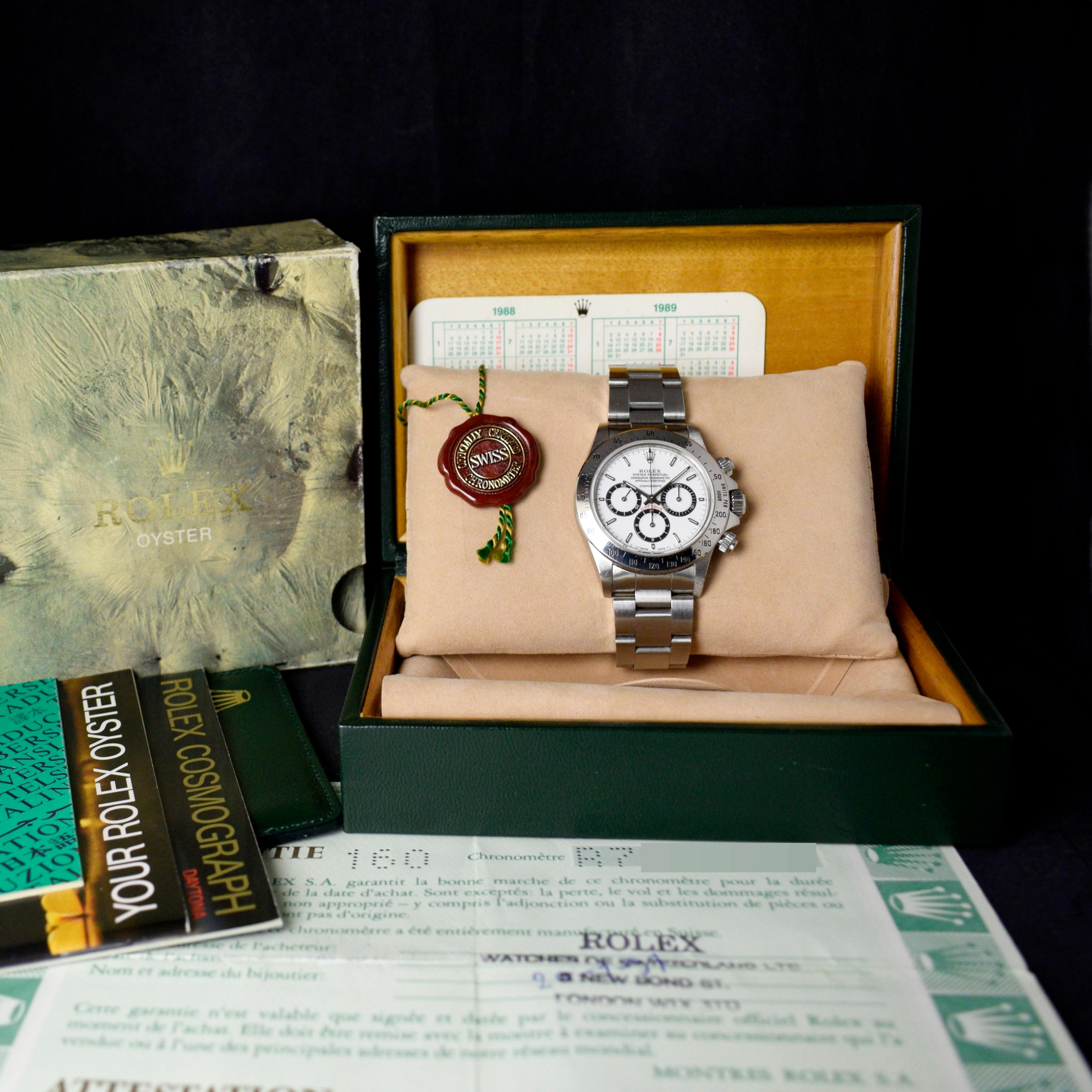 Marque : Rolex
Modèle : 16520
Année : 1988
Numéro de série : R7xxxxx
Référence : OT1674

L'année 1988 a été une année de référence pour Rolex qui a lancé la nouvelle ligne de Daytona Référence 16520. D'un boîtier de 38 mm avec mouvement à remontage