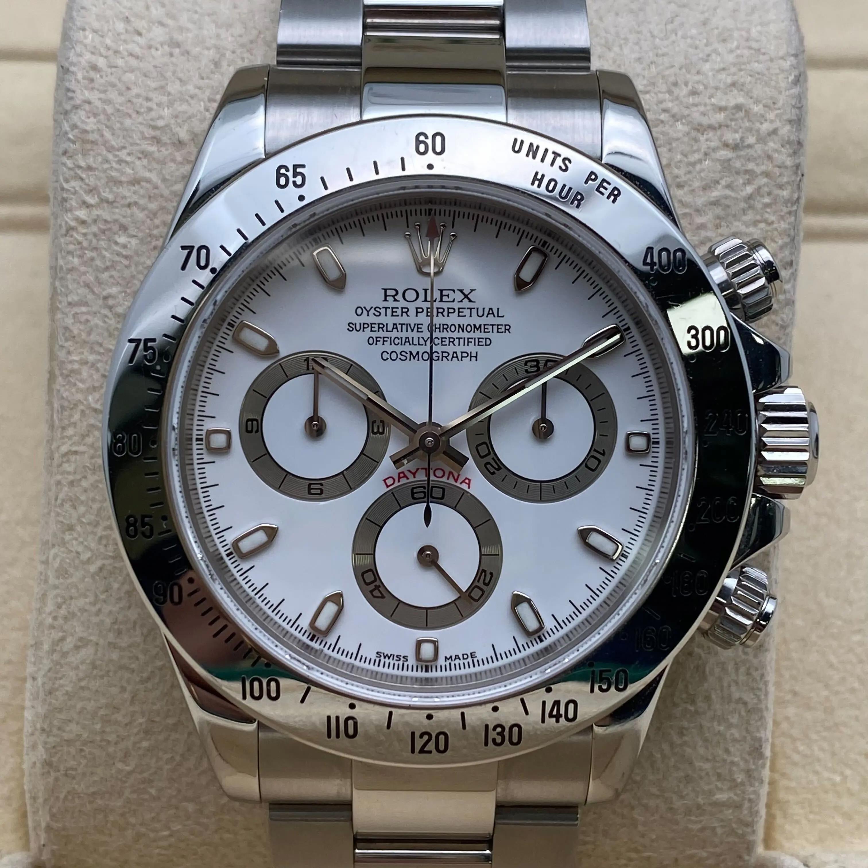 Aus Vorbesitz in gutem Zustand. Kommt mit der Originalverpackung, aber ohne Papiere.

Rolex Cosmograph Daytona - Referenz 116520

Vollständige Spezifikationen**

Allgemeine Informationen

Marke: Rolex

Modell: Cosmograph Daytona

Referenznummer: