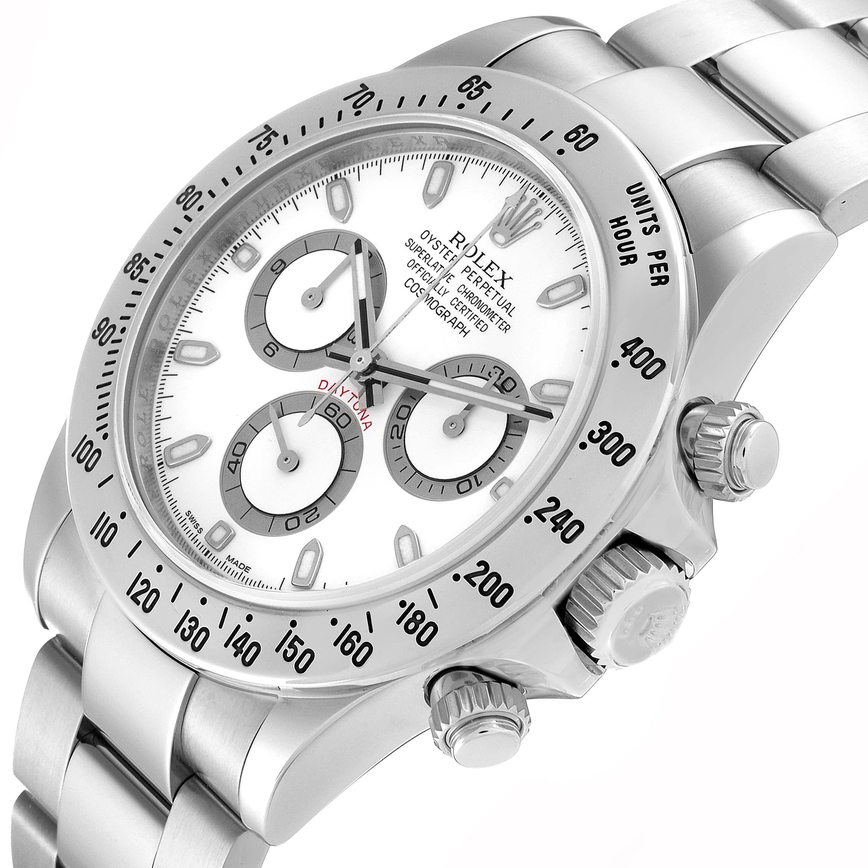 Rolex Daytona White Dial Chronograph Steel Mens Watch 116520. Mouvement chronographe automatique à remontage automatique certifié chronomètre. Boîtier en acier inoxydable de 40.0 mm de diamètre. Boutons poussoirs spéciaux à visser. Lunette gravée