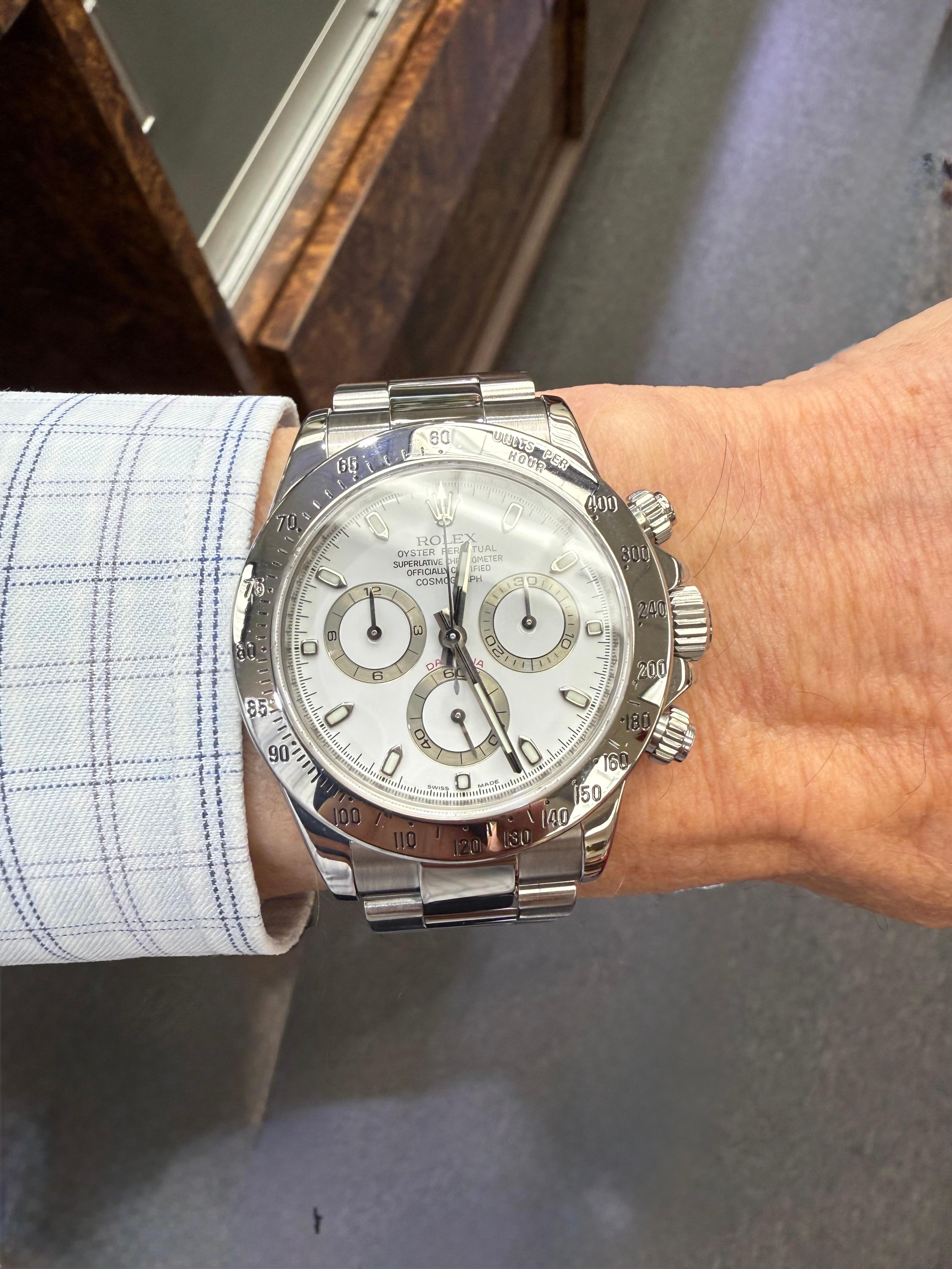 Reloj de pulsera Rolex Daytona de acero inoxidable con esfera blanca 116520.

Reloj de pulsera Rolex Daytona de acero inoxidable con esfera blanca Model No. 116520.  Este reloj está en muy buen estado.  Es un cronógrafo de cuerda automática, 44