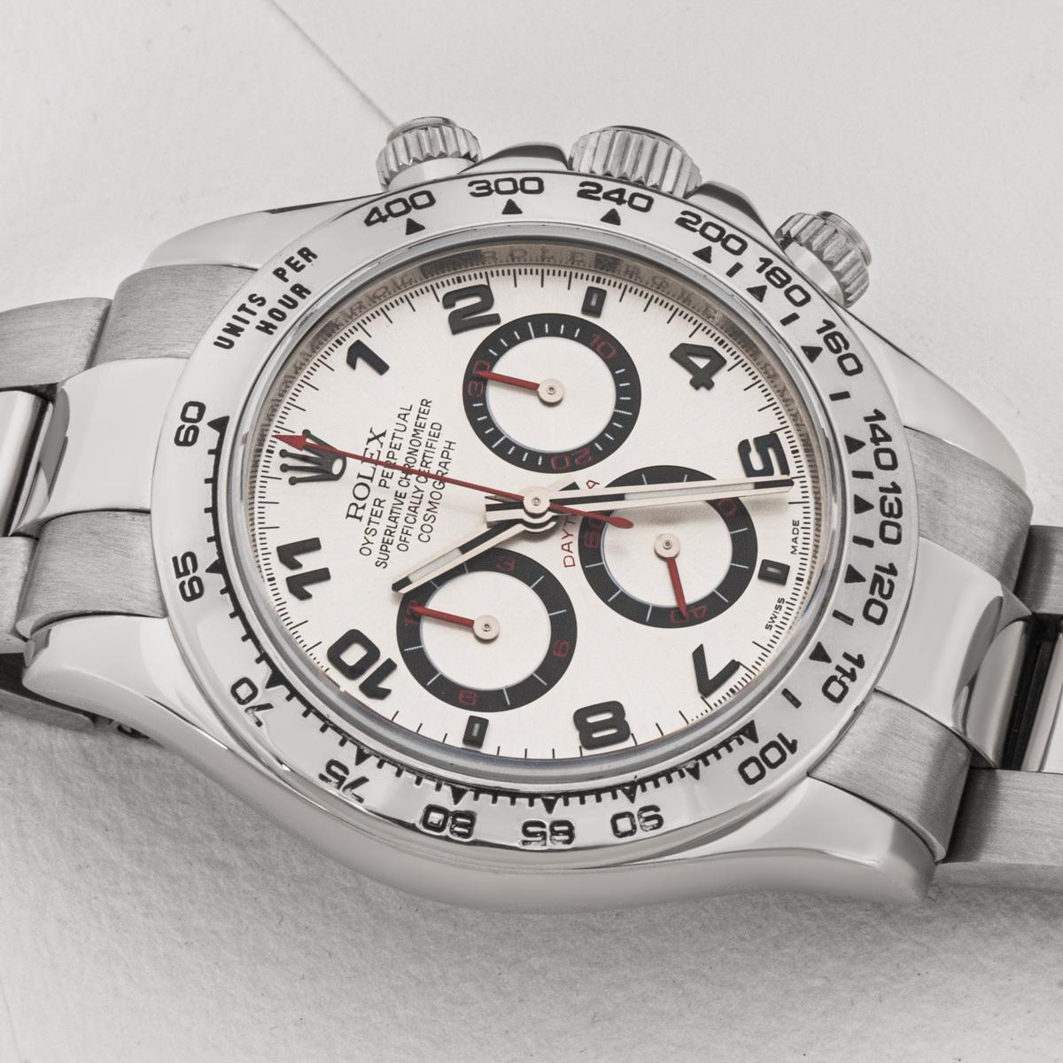 Un Cosmograph Daytona réalisé en or blanc par Rolex. Cadran de course argenté avec détails rouges. Comme toutes les Daytona, ce modèle est doté d'une échelle tachymétrique, de trois compteurs et de trois poussoirs, ce qui en fait le chronographe