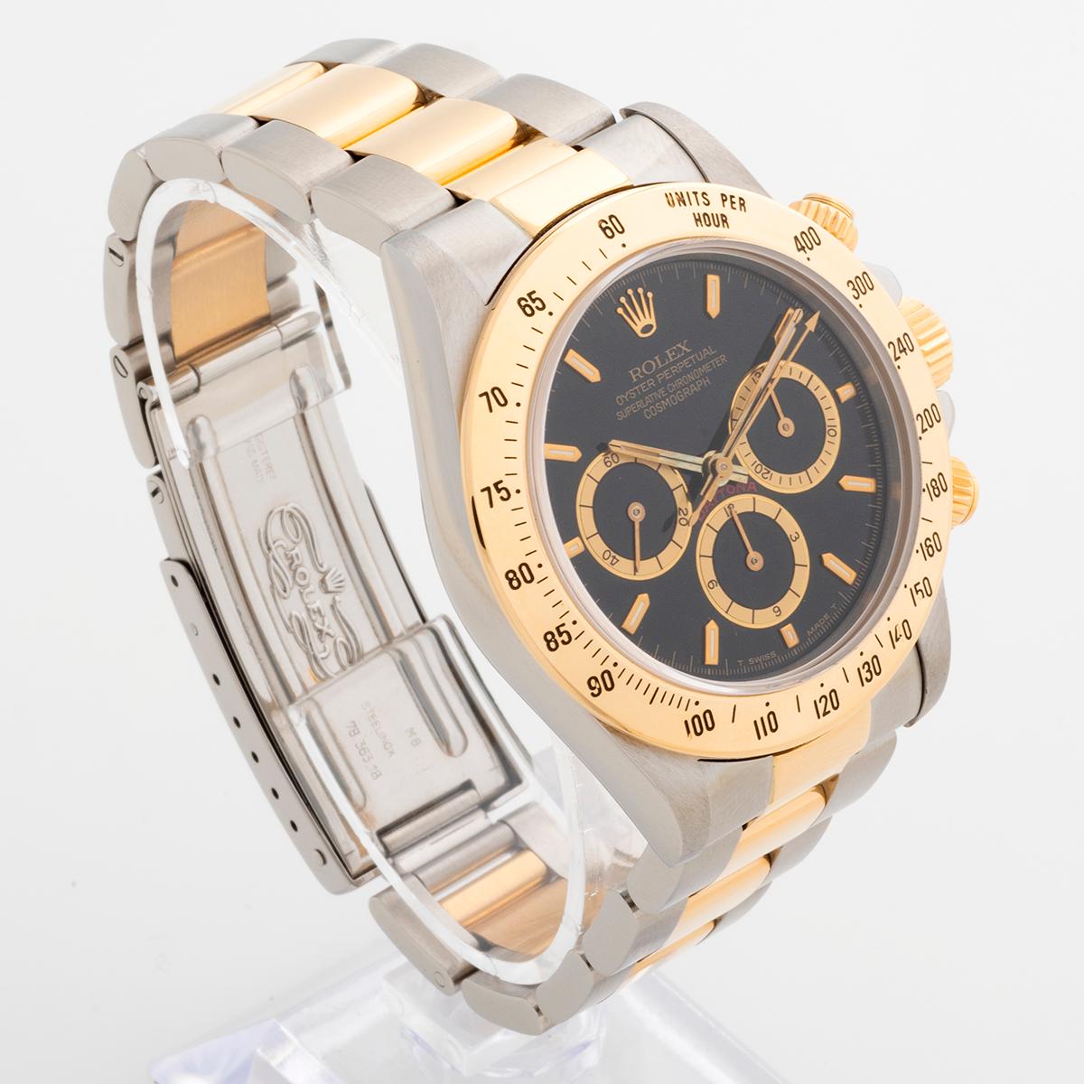 Il nostro rarissimo Rolex Daytona con movimento Zenith, referenza 16523, presenta una cassa e un bracciale in acciaio inossidabile/oro giallo da 40 mm. Da notare che il quadrante nero presenta 