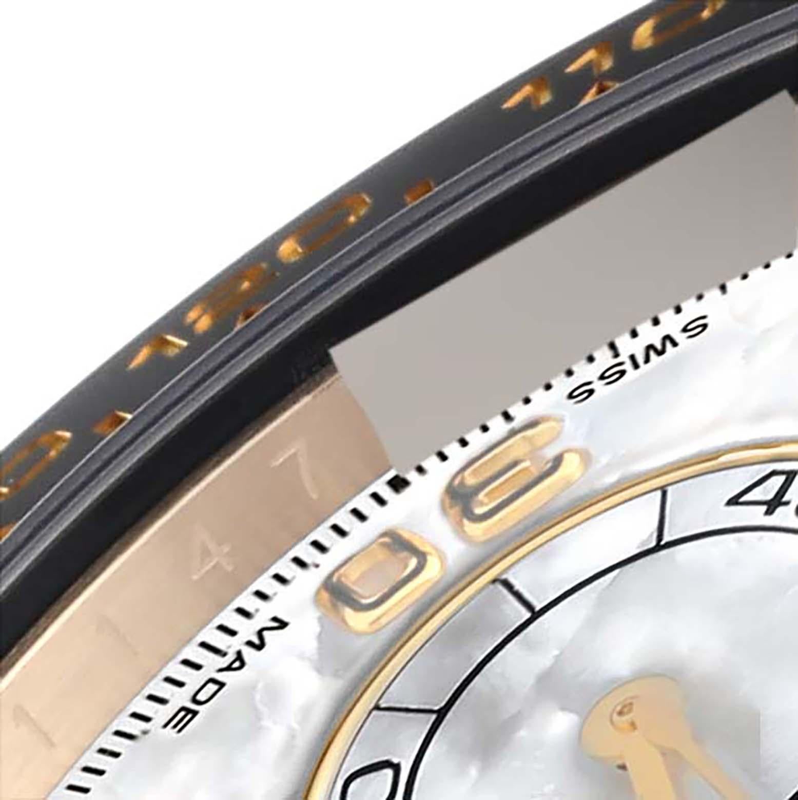 Rolex Daytona Yellow Gold Mother Of Pearl Diamond Dial Mens Watch 116518 Box Card. Mouvement automatique à remontage automatique, officiellement certifié chronomètre. Fonction chronographe. Boîtier en or jaune 18 carats de 40,0 mm de diamètre. 