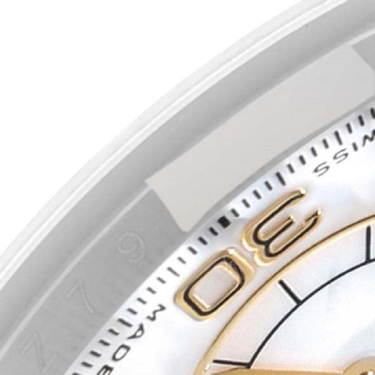 Rolex Daytona Gelbgold Stahl Perlmutt Diamant Herrenuhr 116523. Offiziell zertifiziertes Chronometerwerk mit automatischem Aufzug. Rhodiniert, Oeil-de-Perdrix-Dekor, geradlinige Ankerhemmung, monometallische Unruh, die in 5 Positionen eingestellt