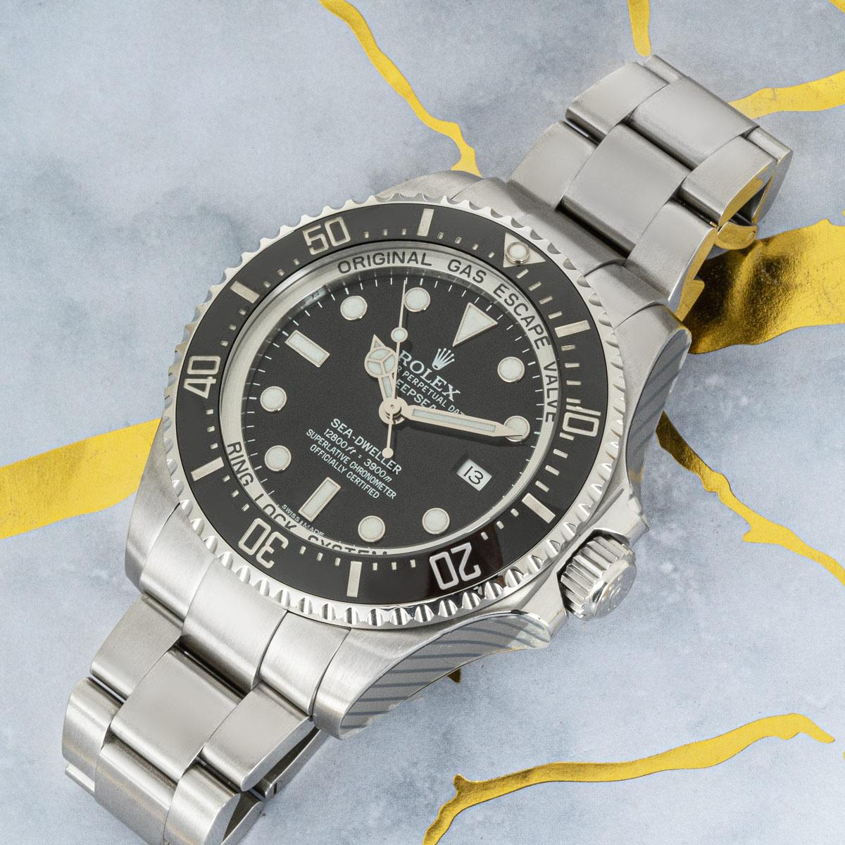 Un Sea-Dweller Deepsea 116660 da 44 mm in Oystersteel di Rolex. Il quadrante nero è nascosto da un vetro zaffiro antigraffio, completato da una lunetta girevole unidirezionale in ceramica nera. È dotato di un bracciale Oyster con chiusura Oysterlock