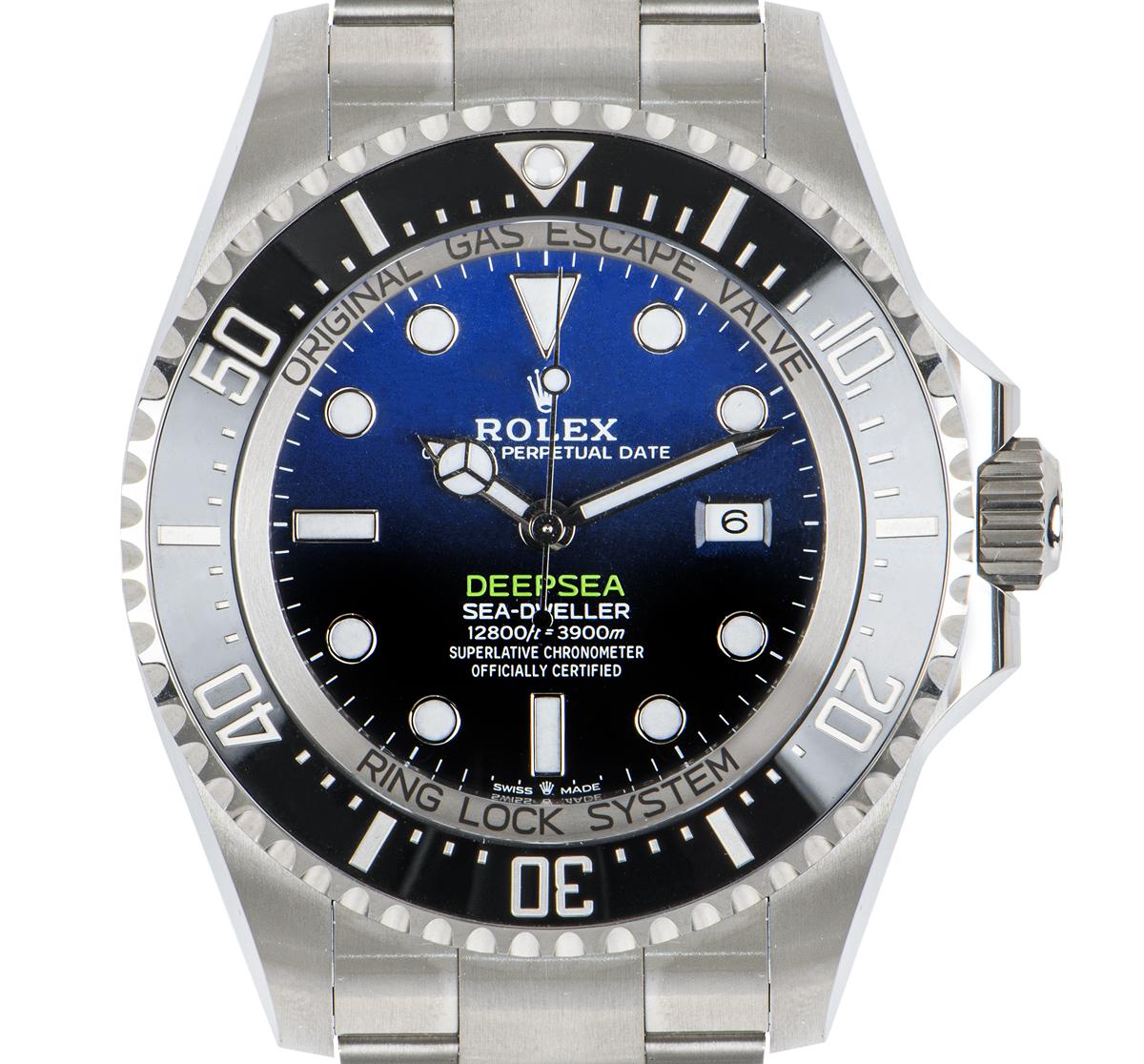 Eine ungetragene Deepsea Sea-Dweller in Oystersteel von Rolex mit einem D-Blue-Zifferblatt unter einem gewölbten kratzfesten Saphirglas. Die unidirektional drehbare Lünette aus Edelstahl verfügt über einen Keramikeinsatz mit platinbeschichteten