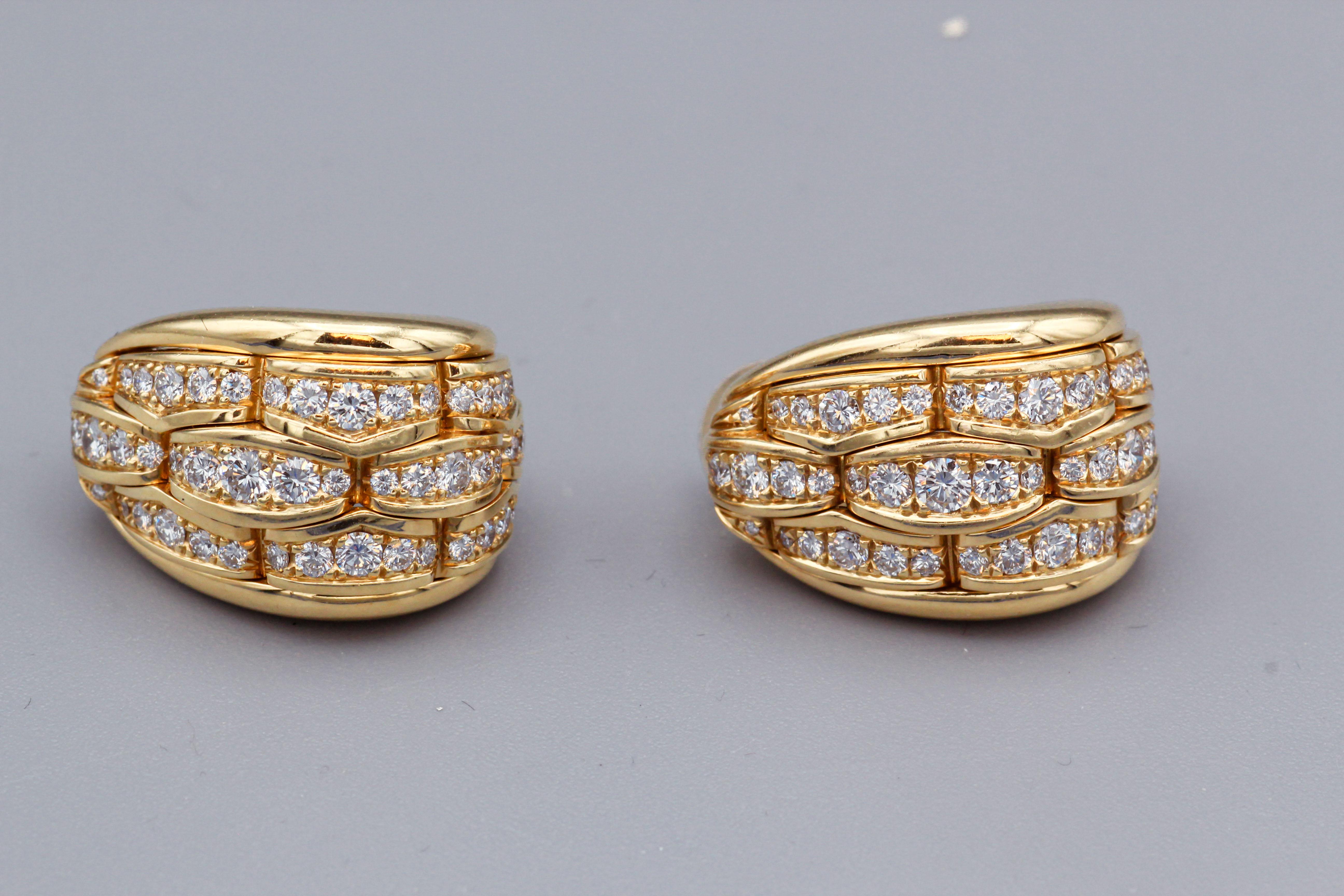 Gönnen Sie sich zeitlose Eleganz mit unseren Vintage Rolex Diamond 18k Yellow Gold Huggie Hoop Earrings, einer luxuriösen Verschmelzung von Raffinesse und Glamour. Diese exquisiten Ohrringe wurden mit viel Liebe zum Detail in einer strahlenden