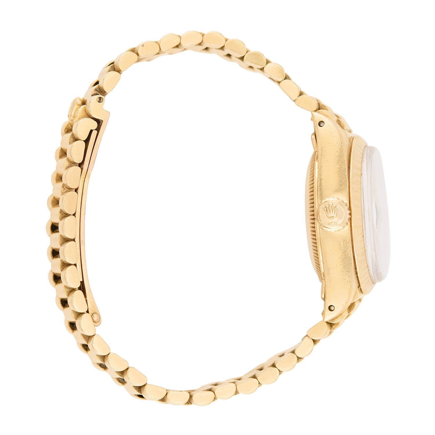Uno splendido orologio da polso Rolex! Realizzato in un vivace oro giallo 18 carati, questo orologio Lady-Datejust è stato creato a metà degli anni Ottanta. Il quadrante circolare dell'orologio presenta dodici trattini in oro e tre lancette in oro.